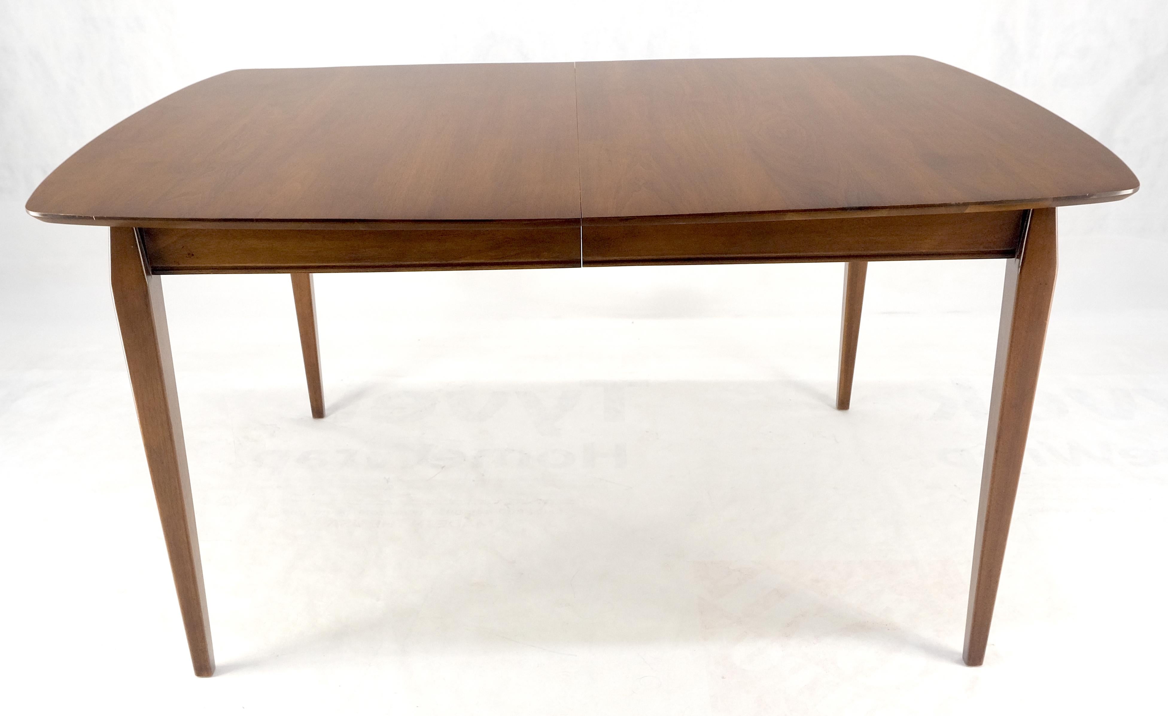 Table de salle à manger danoise moderne du milieu du siècle dernier à pieds fuselés 2 planches de 58 pouces de long Bon état - En vente à Rockaway, NJ