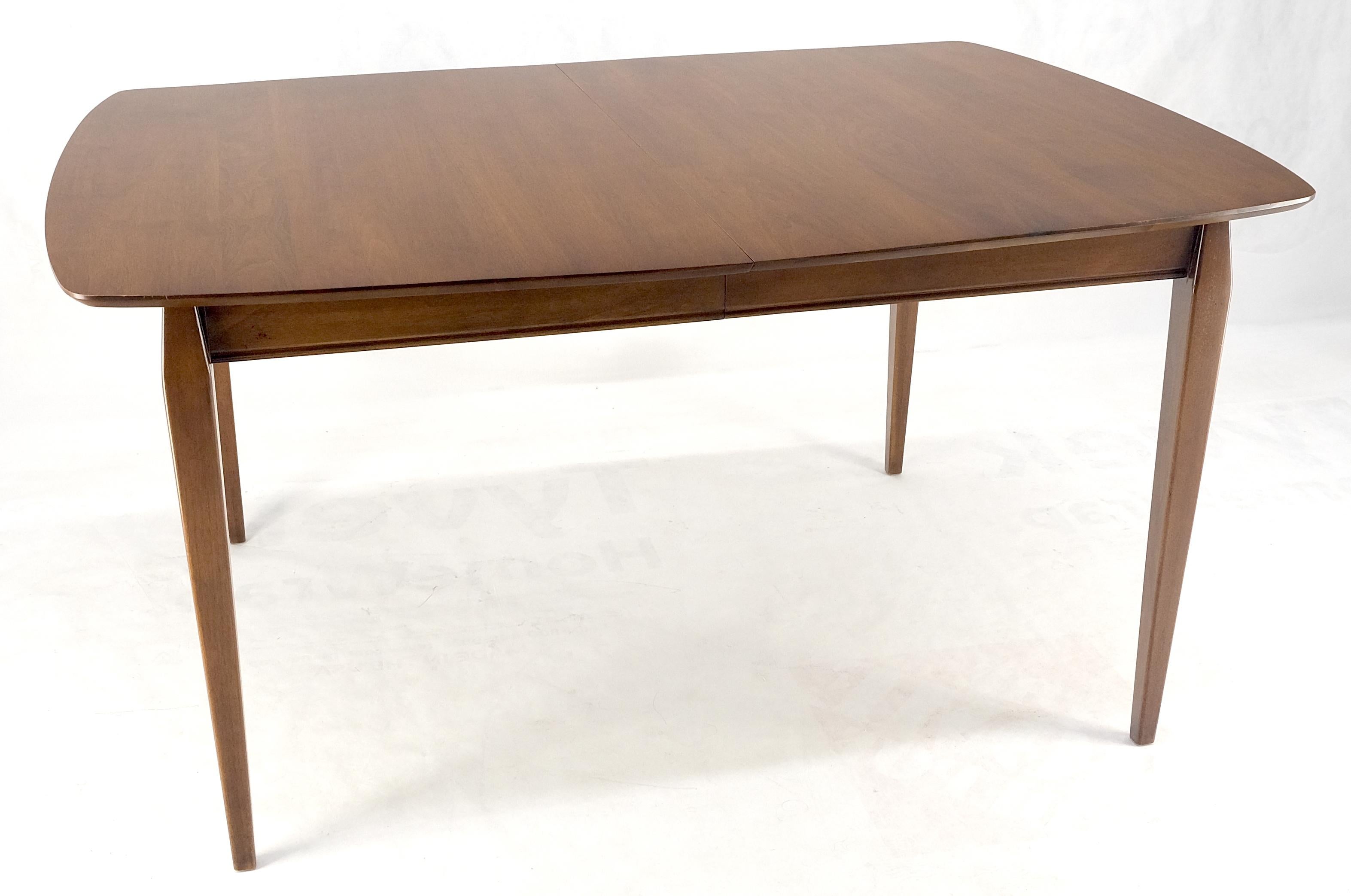 20ième siècle Table de salle à manger danoise moderne du milieu du siècle dernier à pieds fuselés 2 planches de 58 pouces de long en vente