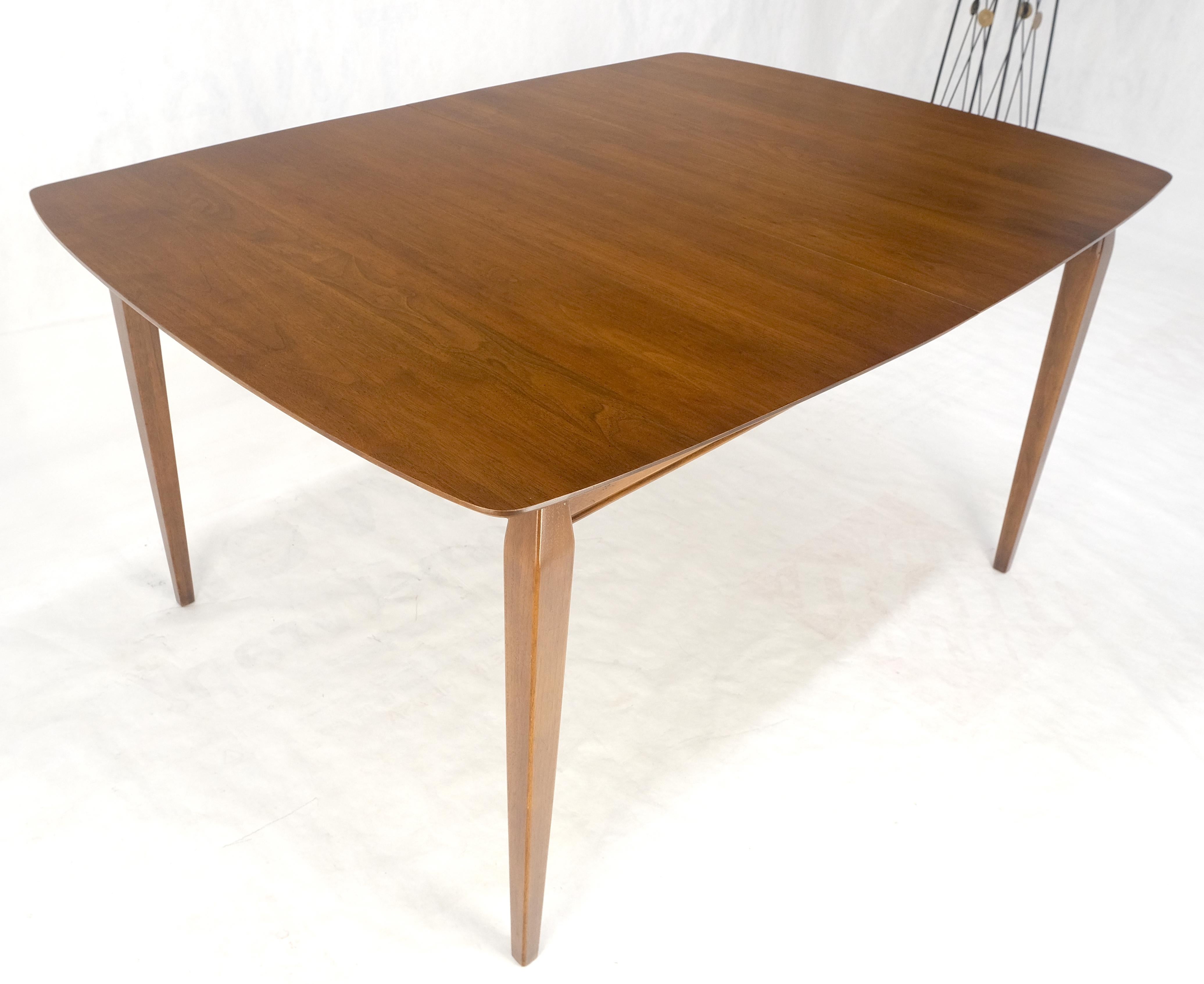 Noyer Table de salle à manger danoise moderne du milieu du siècle dernier à pieds fuselés 2 planches de 58 pouces de long en vente