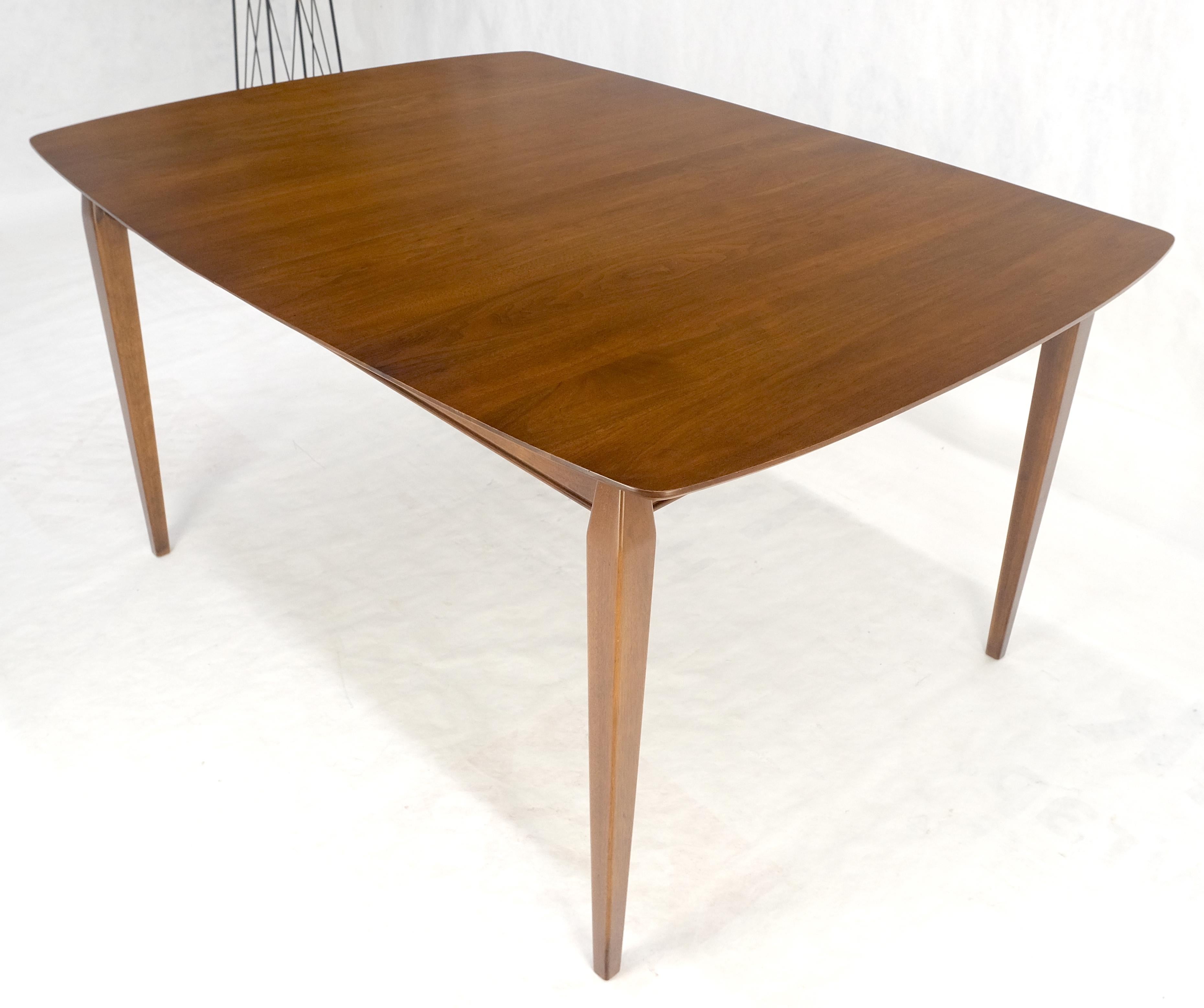 Table de salle à manger danoise moderne du milieu du siècle dernier à pieds fuselés 2 planches de 58 pouces de long en vente 1