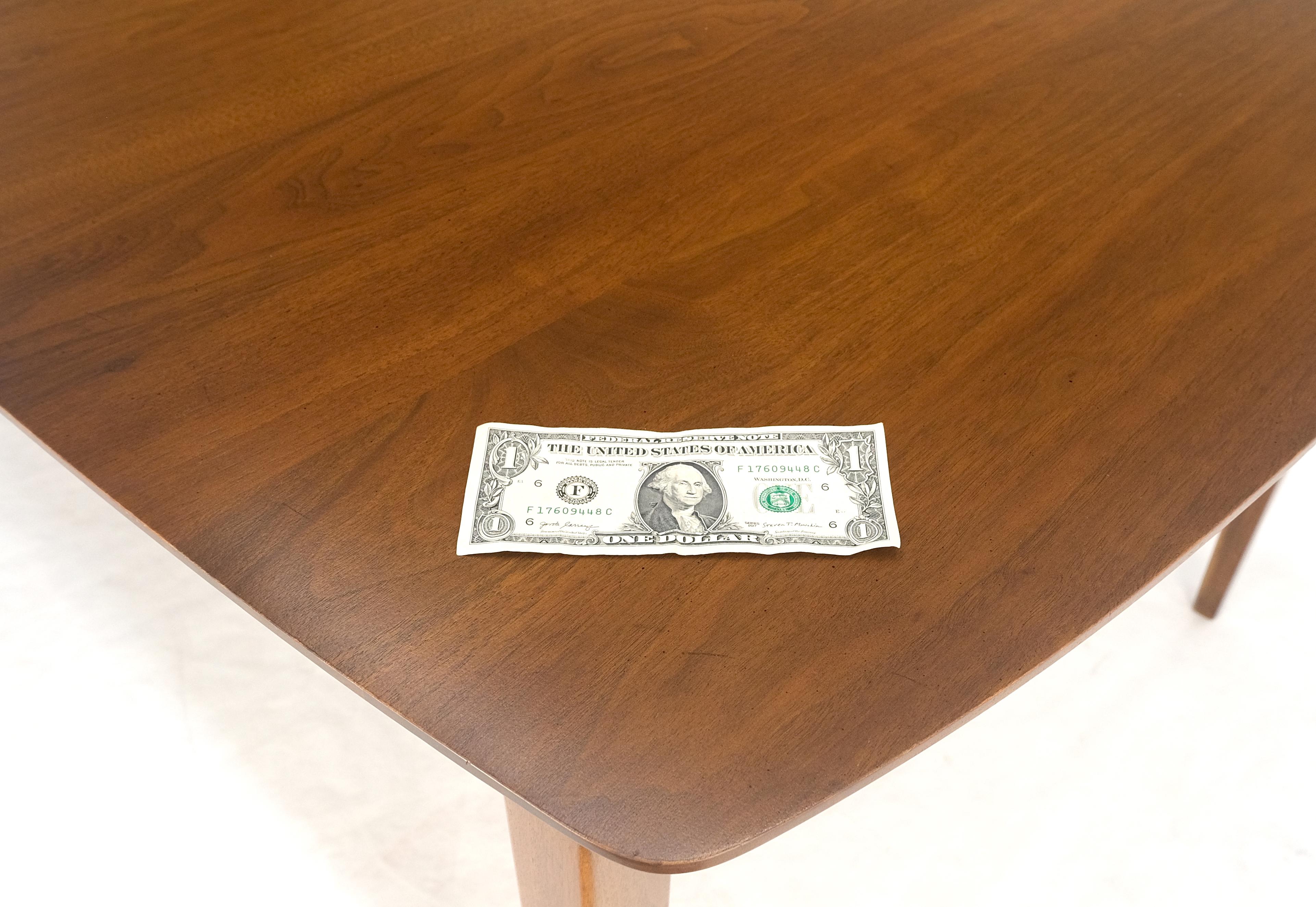 Table de salle à manger danoise moderne du milieu du siècle dernier à pieds fuselés 2 planches de 58 pouces de long en vente 2