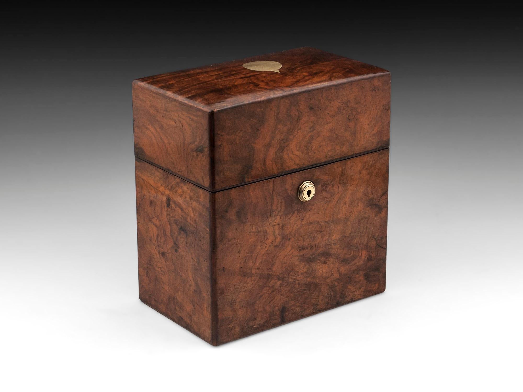 British Walnut Decanter Box Lead Crystal Decanters by Wedgewood & Son, 19th Century