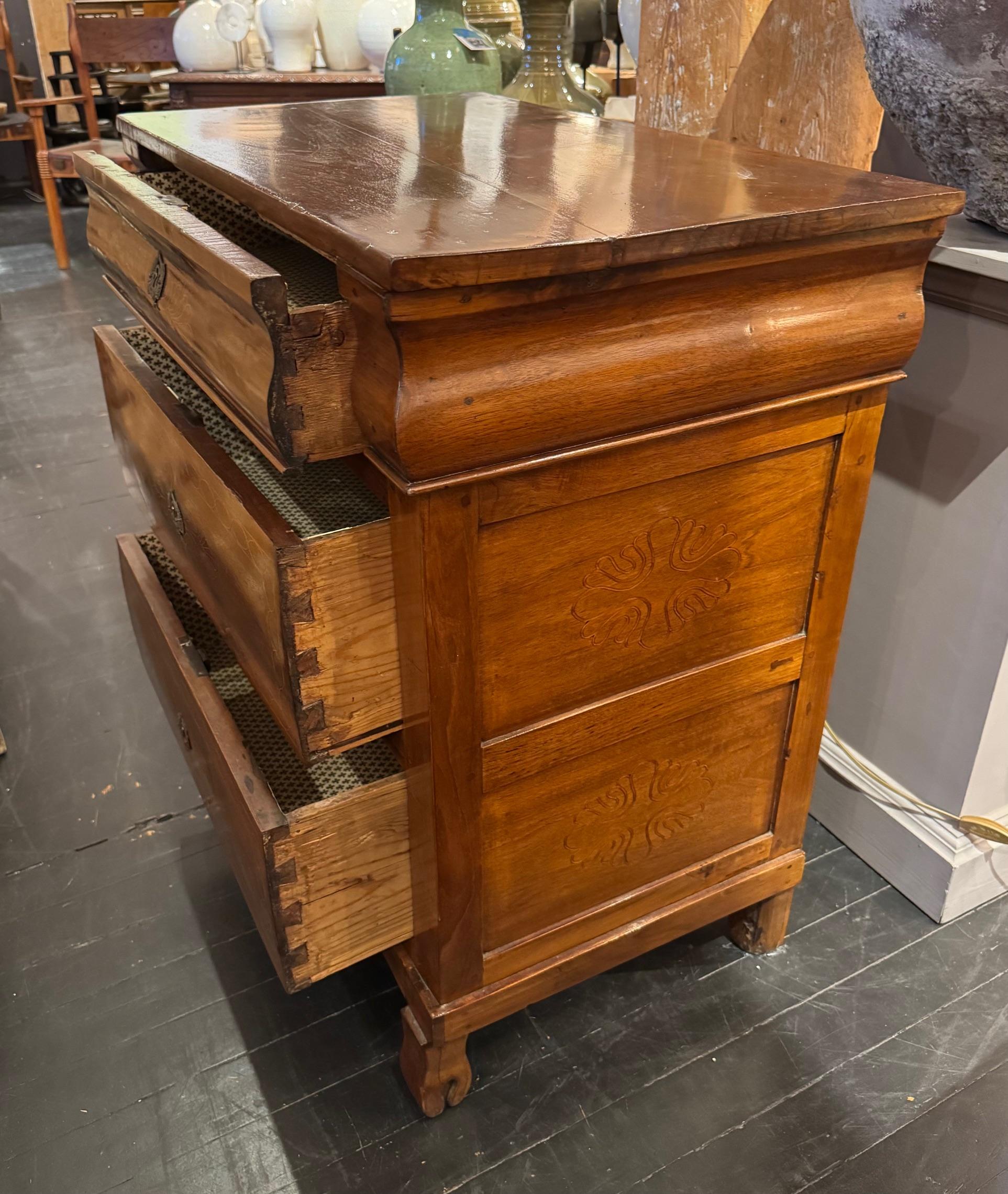 Walnut Decorative Three Drawer Commode, Italy, 19th Century In Good Condition For Sale In New York, NY