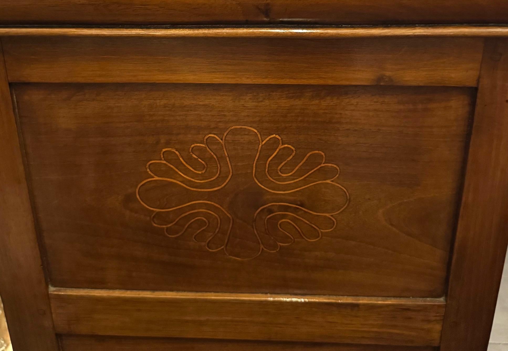 Walnut Decorative Three Drawer Commode, Italy, 19th Century For Sale 2