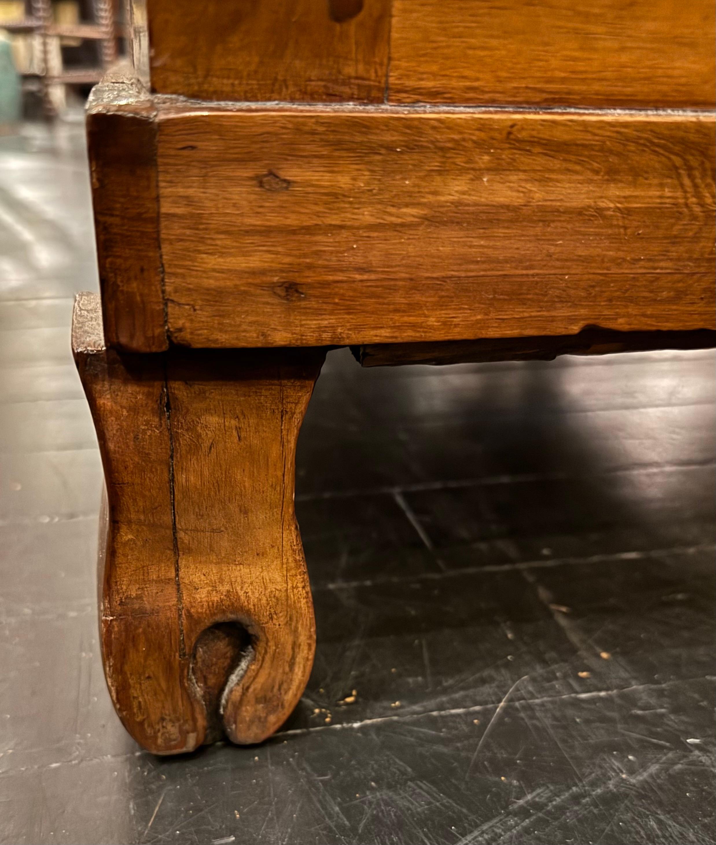 Walnut Decorative Three Drawer Commode, Italy, 19th Century For Sale 4