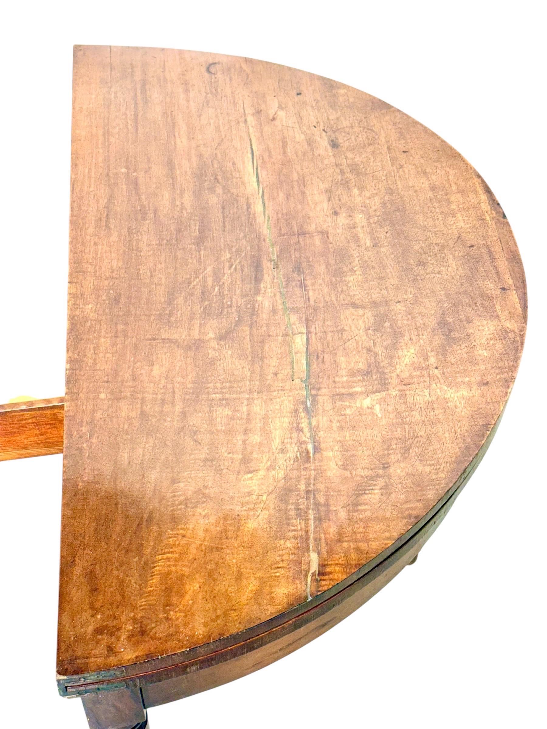 Consola de mesa de juego Demilune de nogal con tablero de fieltro verde, Finales del siglo XVIII en venta 8