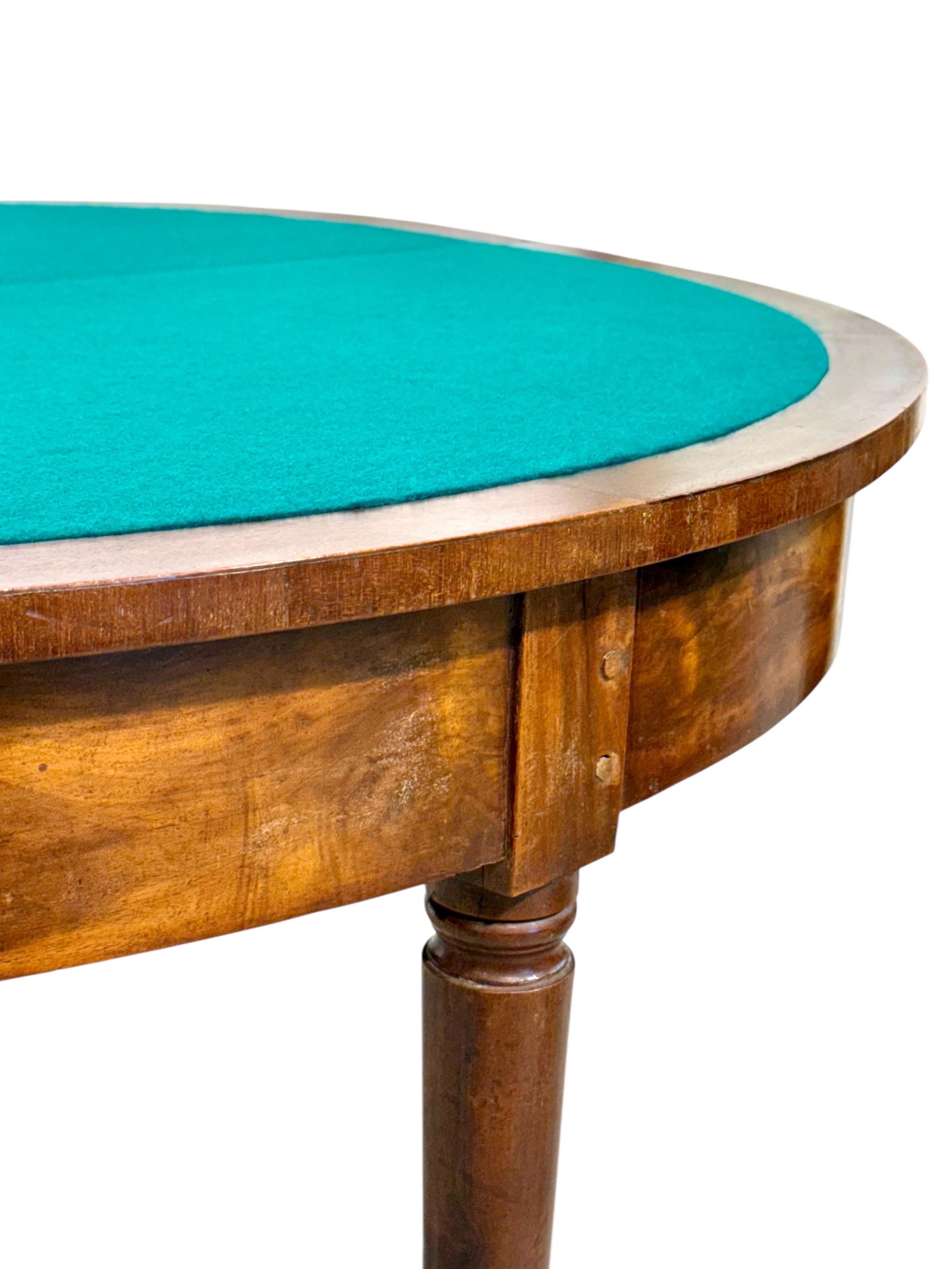 Consola de mesa de juego Demilune de nogal con tablero de fieltro verde, Finales del siglo XVIII en venta 11