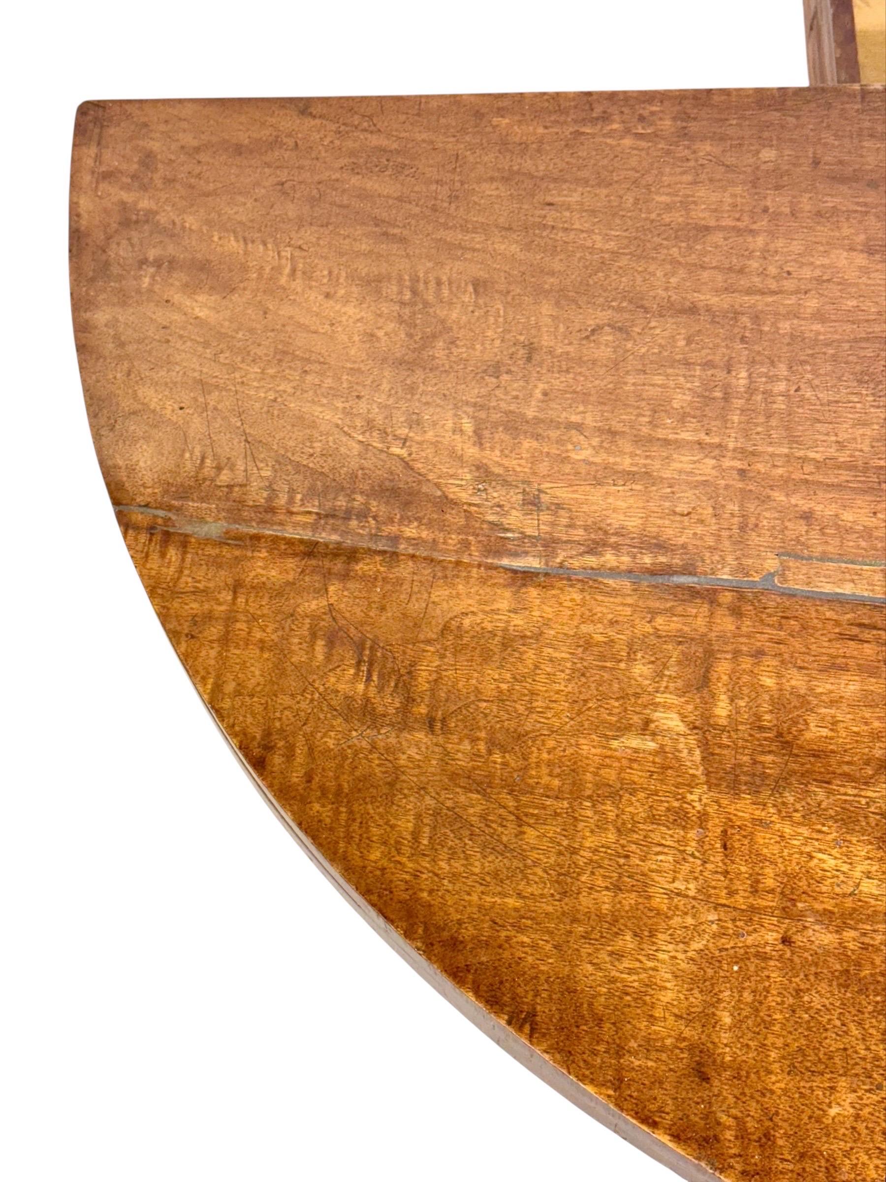 Consola de mesa de juego Demilune de nogal con tablero de fieltro verde, Finales del siglo XVIII en venta 12