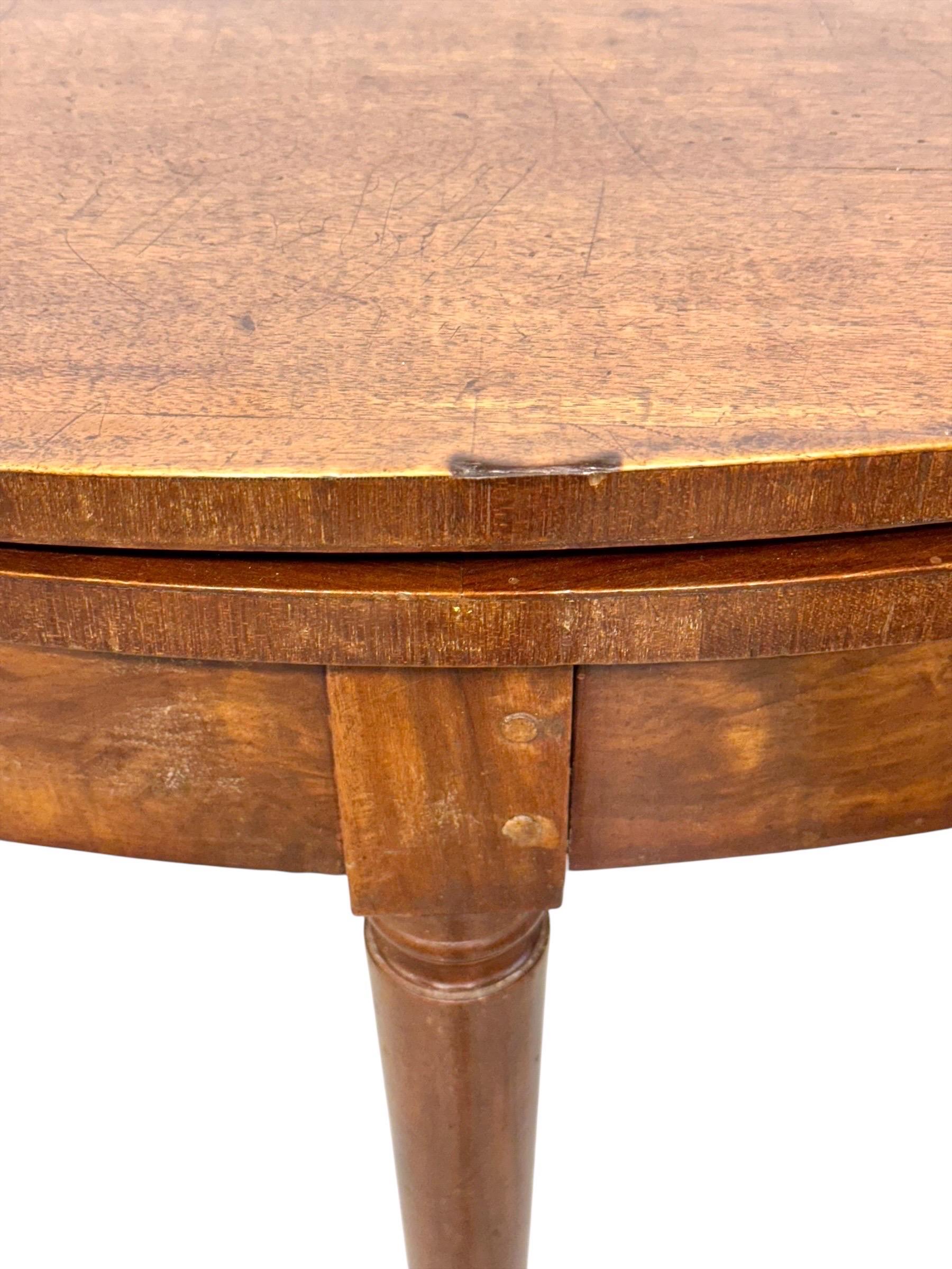 Consola de mesa de juego Demilune de nogal con tablero de fieltro verde, Finales del siglo XVIII en venta 13