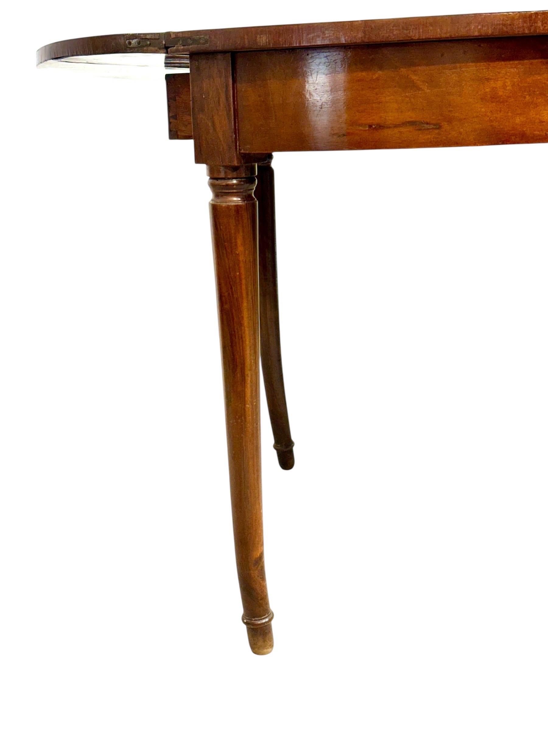 Consola de mesa de juego Demilune de nogal con tablero de fieltro verde, Finales del siglo XVIII en venta 14