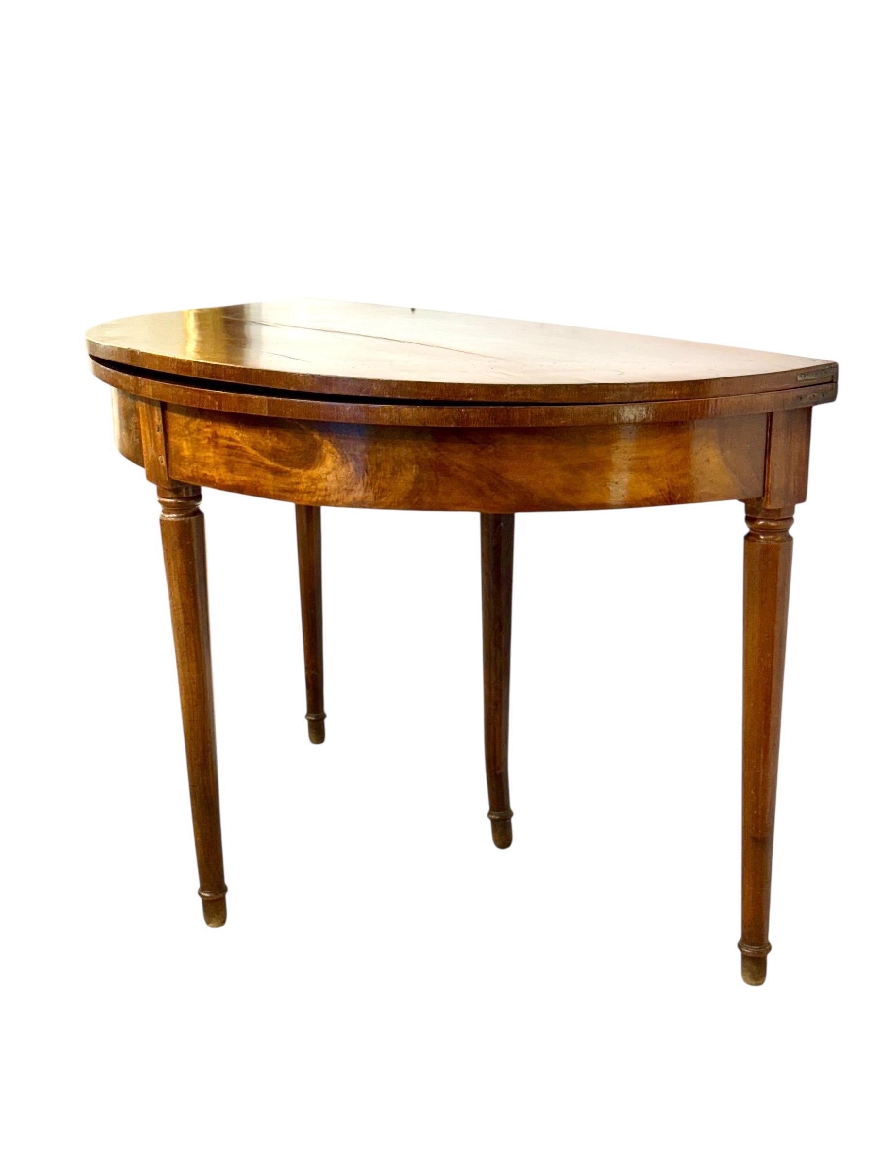 Consola de mesa de juego Demilune de nogal con tablero de fieltro verde, Finales del siglo XVIII Francés en venta