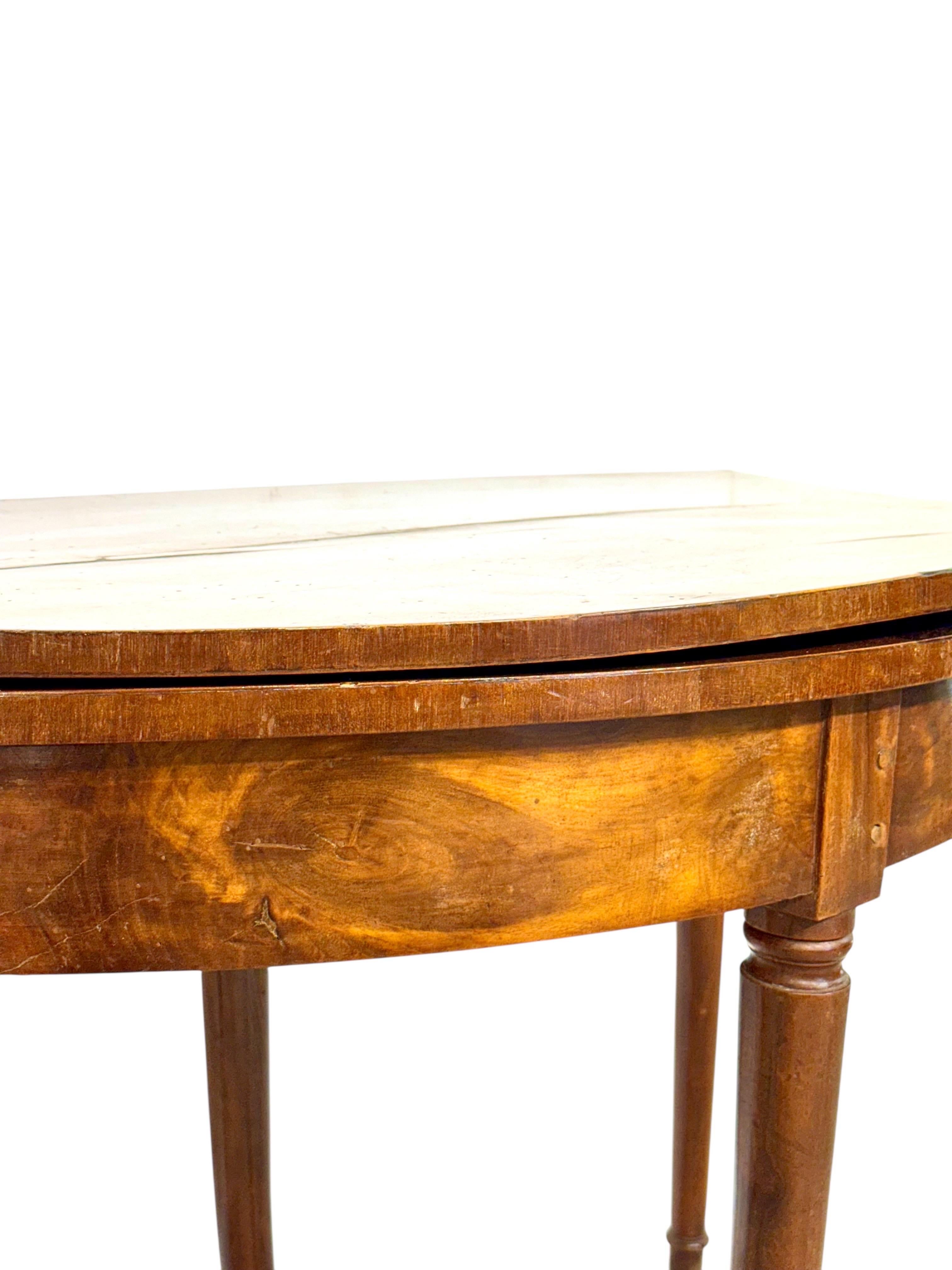 Consola de mesa de juego Demilune de nogal con tablero de fieltro verde, Finales del siglo XVIII Fieltro en venta
