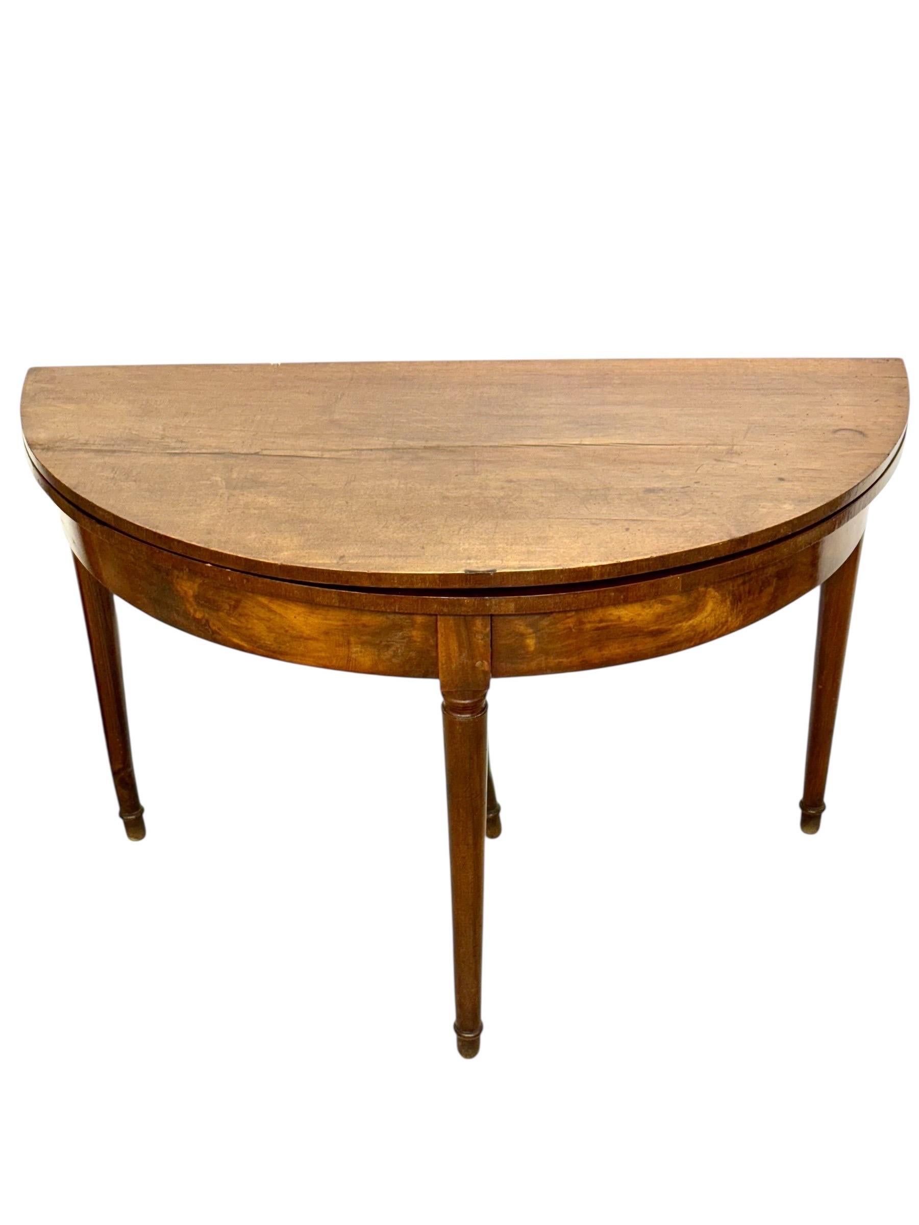 Consola de mesa de juego Demilune de nogal con tablero de fieltro verde, Finales del siglo XVIII en venta 1