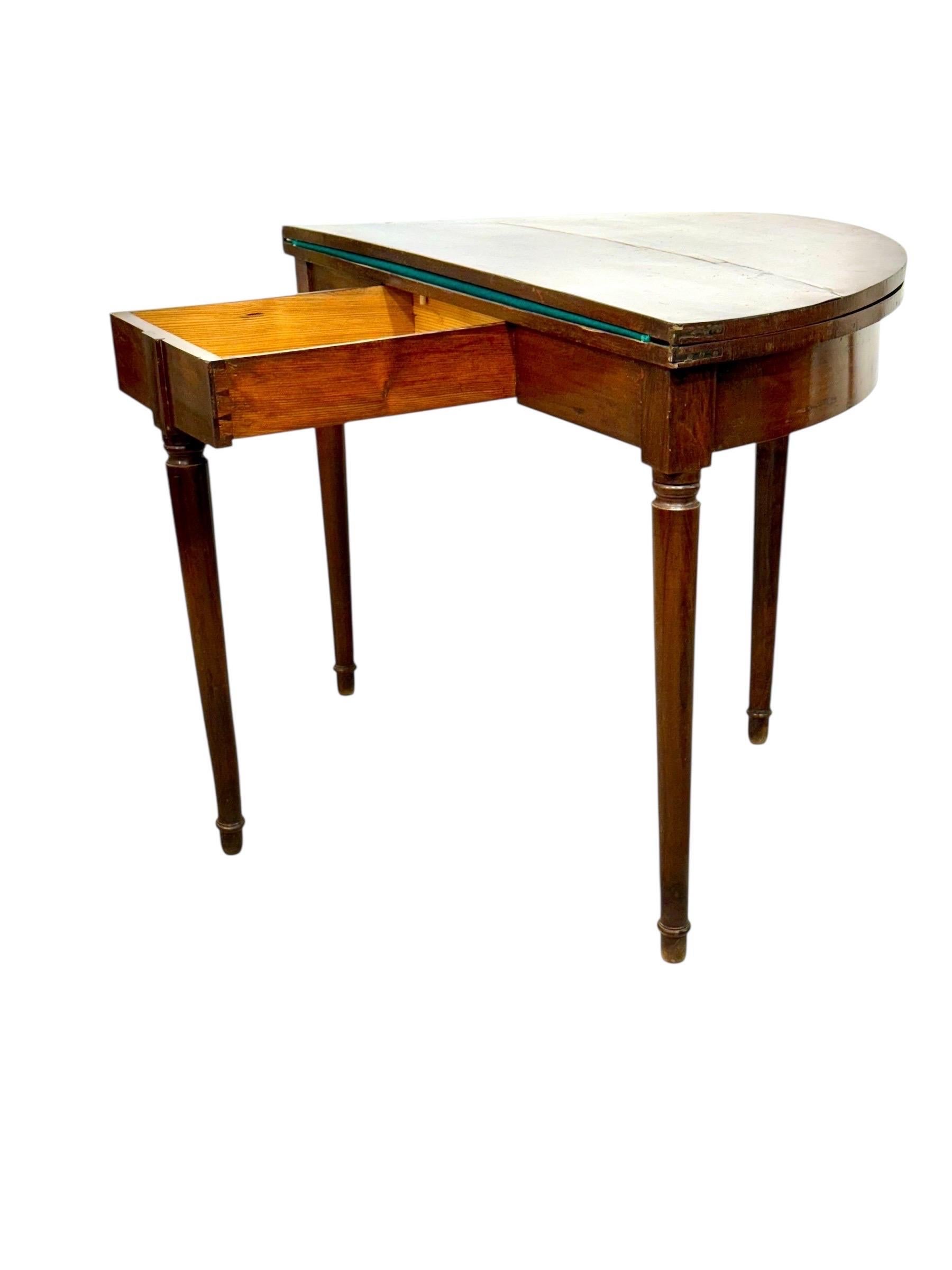 Consola de mesa de juego Demilune de nogal con tablero de fieltro verde, Finales del siglo XVIII en venta 3