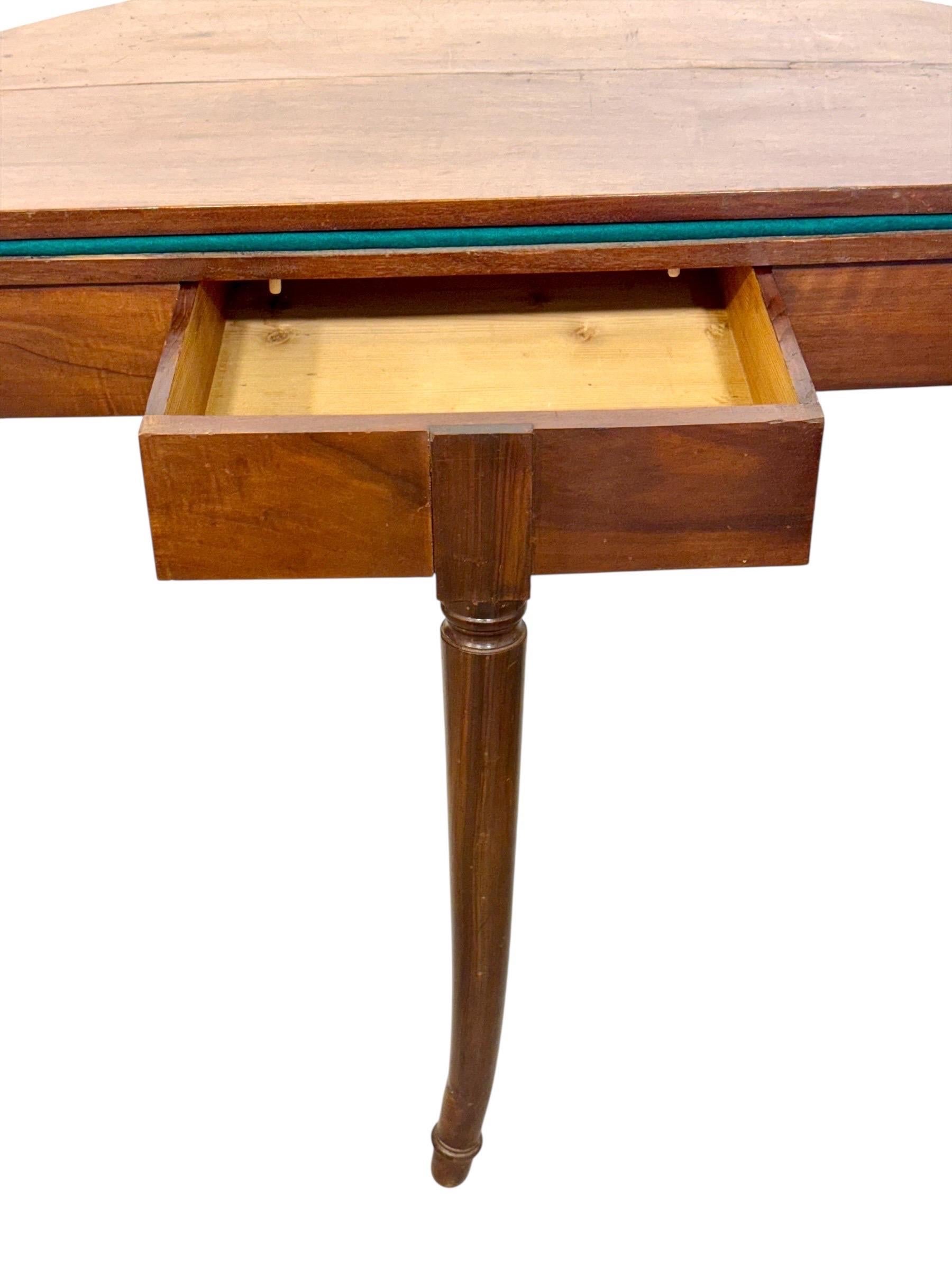 Consola de mesa de juego Demilune de nogal con tablero de fieltro verde, Finales del siglo XVIII en venta 4