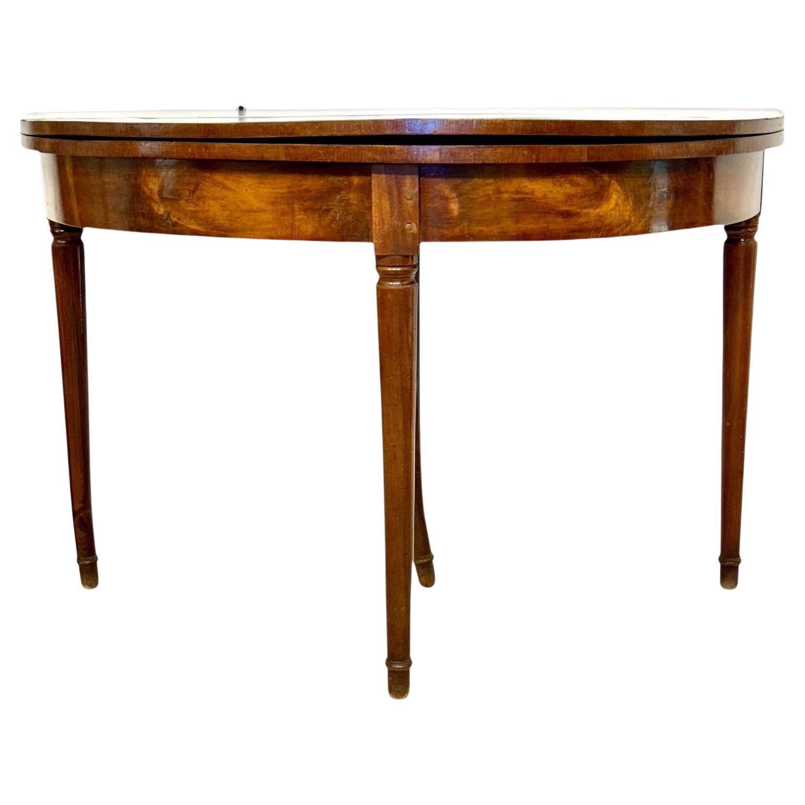 Consola de mesa de juego Demilune de nogal con tablero de fieltro verde, Finales del siglo XVIII en venta