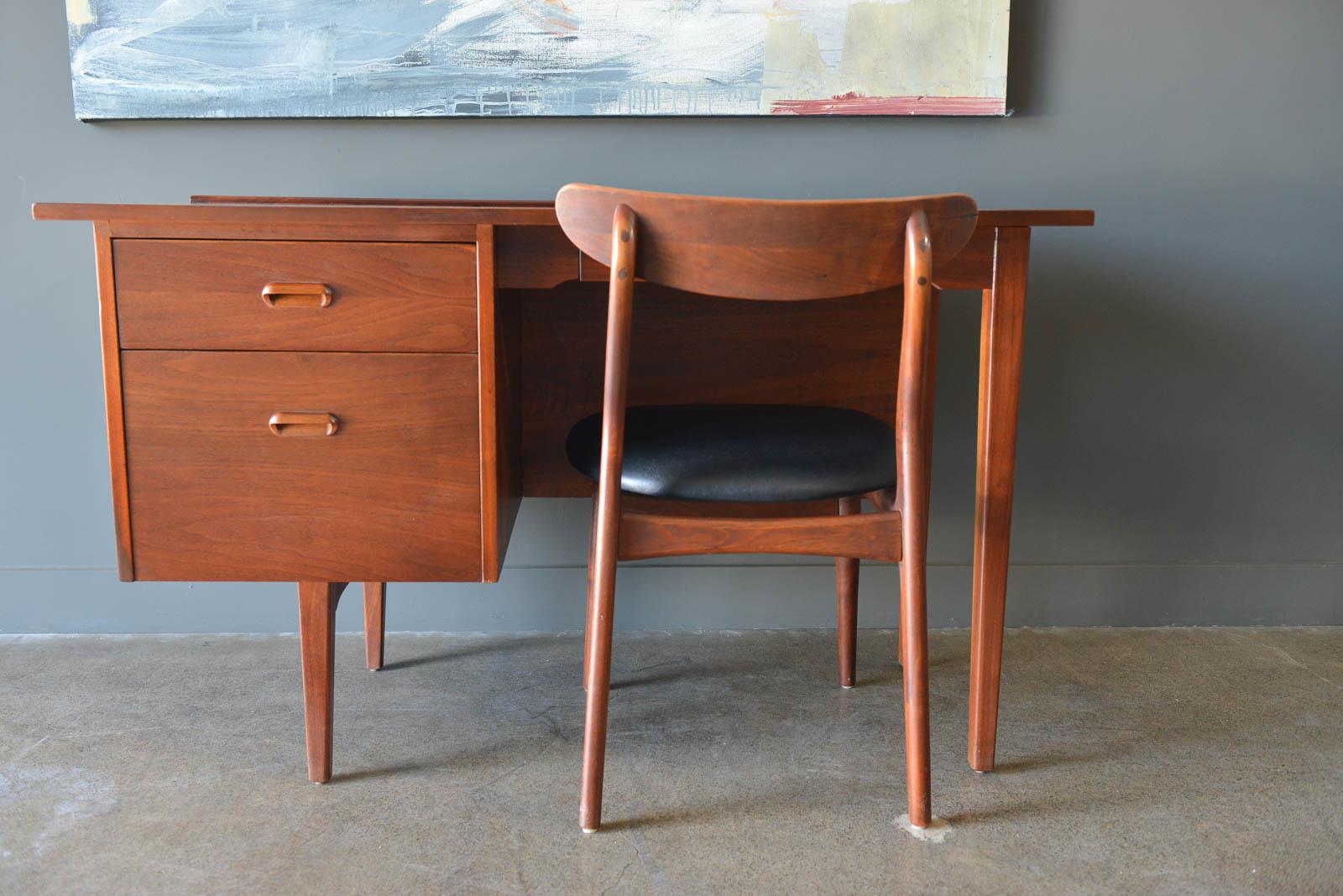 Walnut Desk by Jack Cartwright for Founders, circa 1960 In Excellent Condition In Costa Mesa, CA