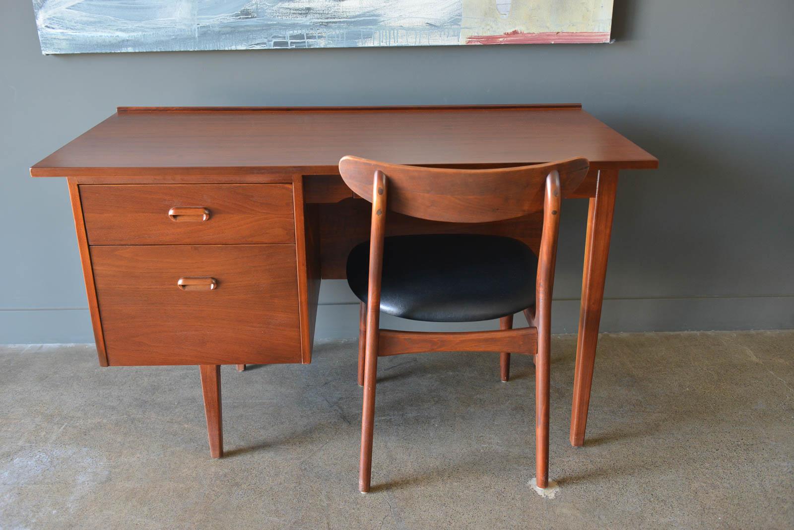 Mid-20th Century Walnut Desk by Jack Cartwright for Founders, circa 1960