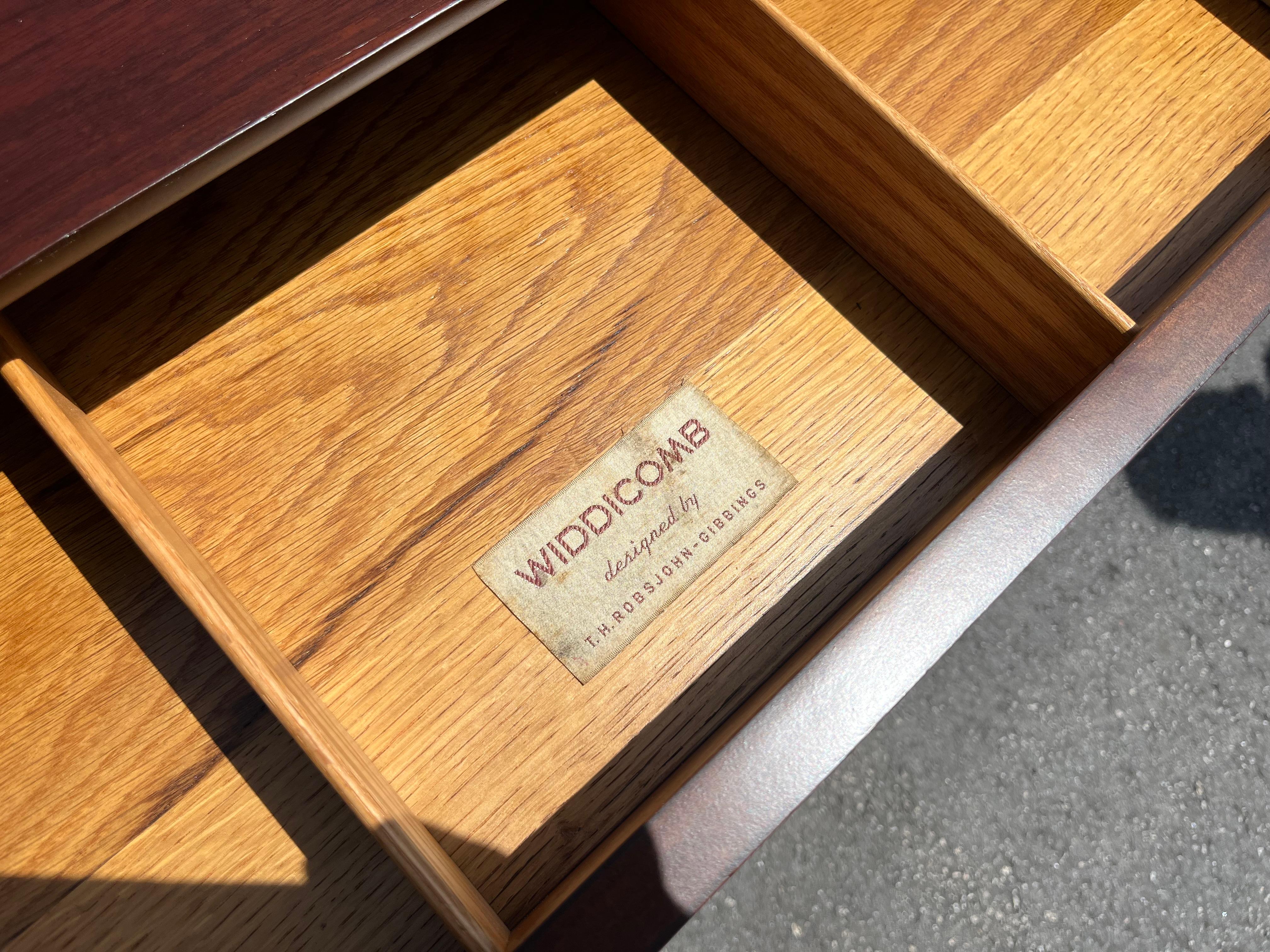 Walnut Desk by T.H.Robsjohn-Gibbings for Widdicomb For Sale 4