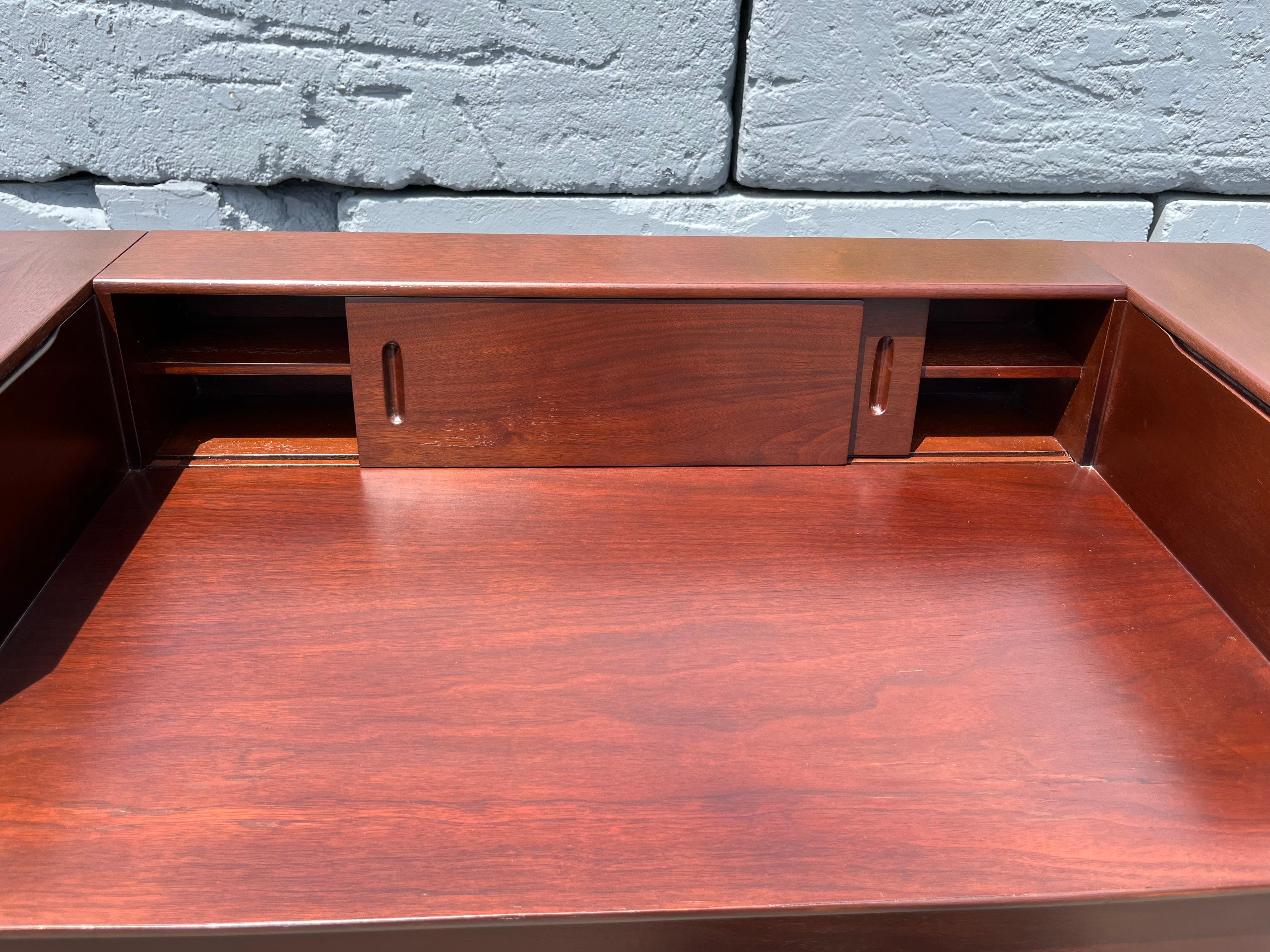Walnut Desk by T.H.Robsjohn-Gibbings for Widdicomb For Sale 8