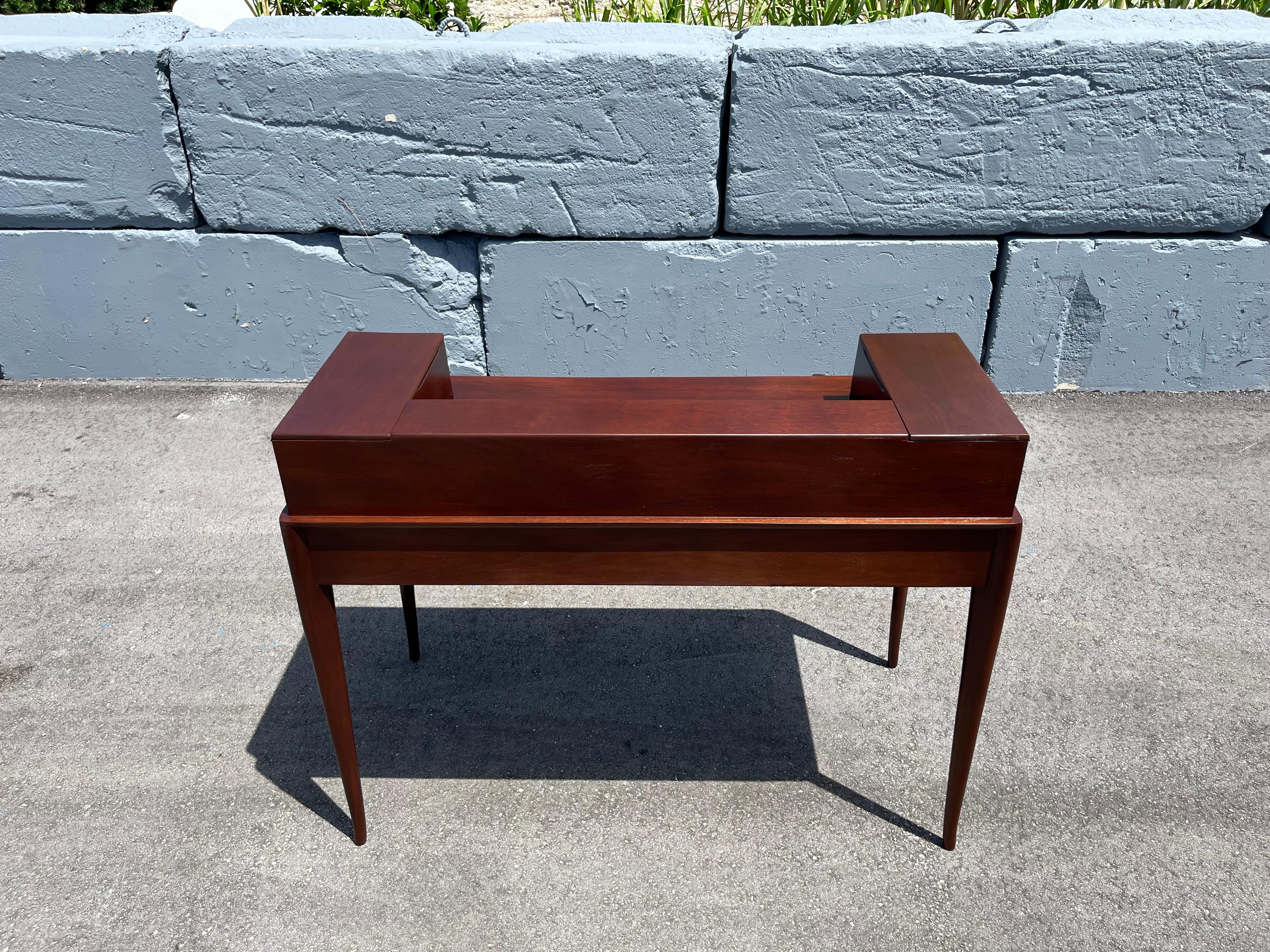 Walnut Desk by T.H.Robsjohn-Gibbings for Widdicomb For Sale 9