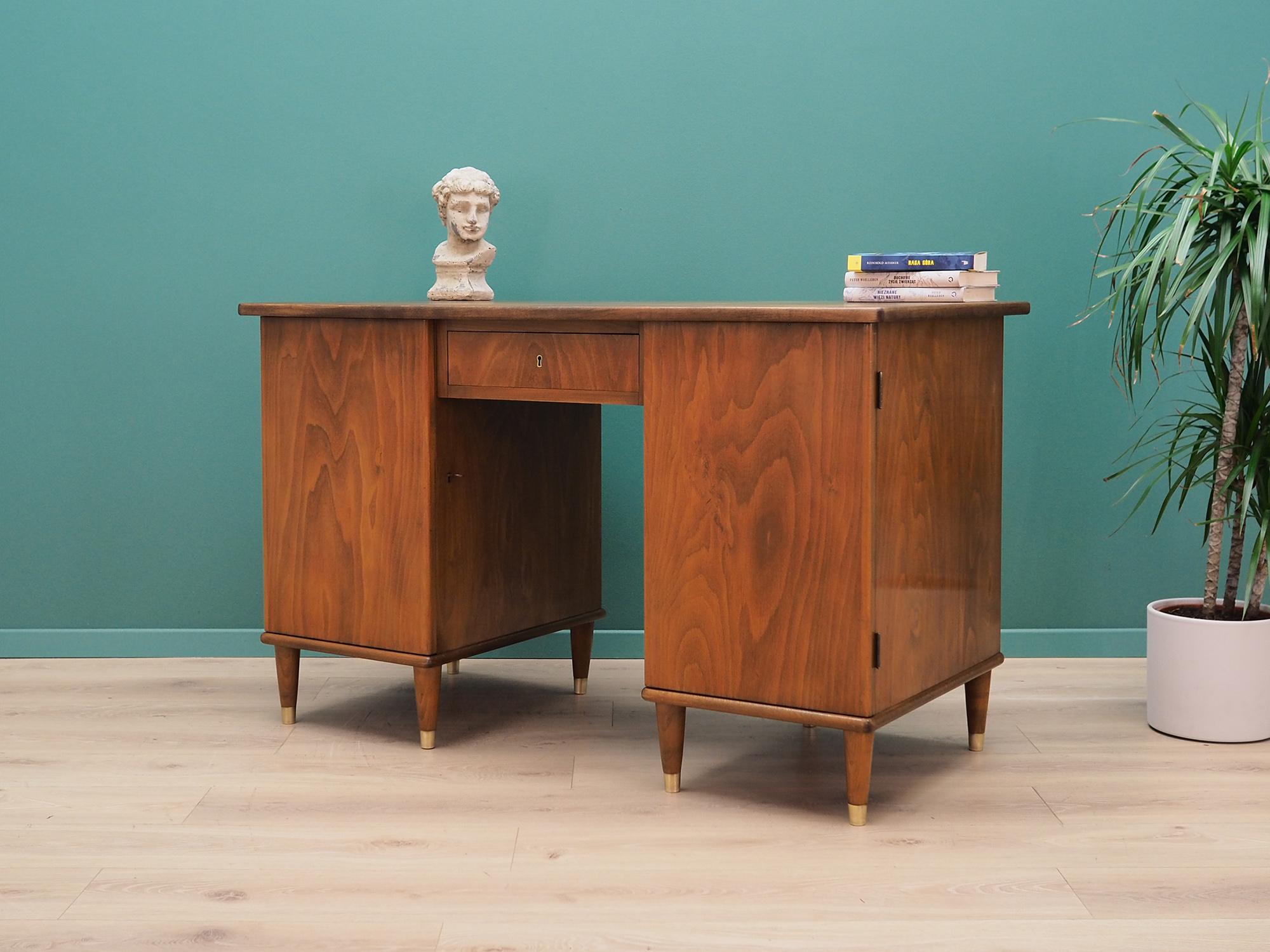 Walnut Desk, Danish Design, 1970 In Good Condition For Sale In Szczecin, Zachodniopomorskie