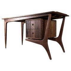 Nussbaum-Schreibtisch No.1 von Kirby Furniture