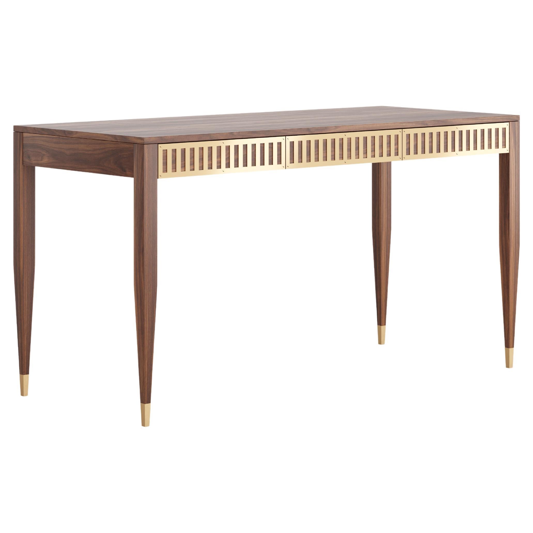 Bureau en noyer à trois tiroirs avec façades en laiton dans le style moderne du milieu du siècle dernier.