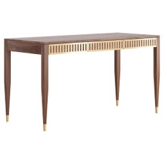 Bureau en noyer à trois tiroirs avec façades en laiton dans le style moderne du milieu du siècle dernier.