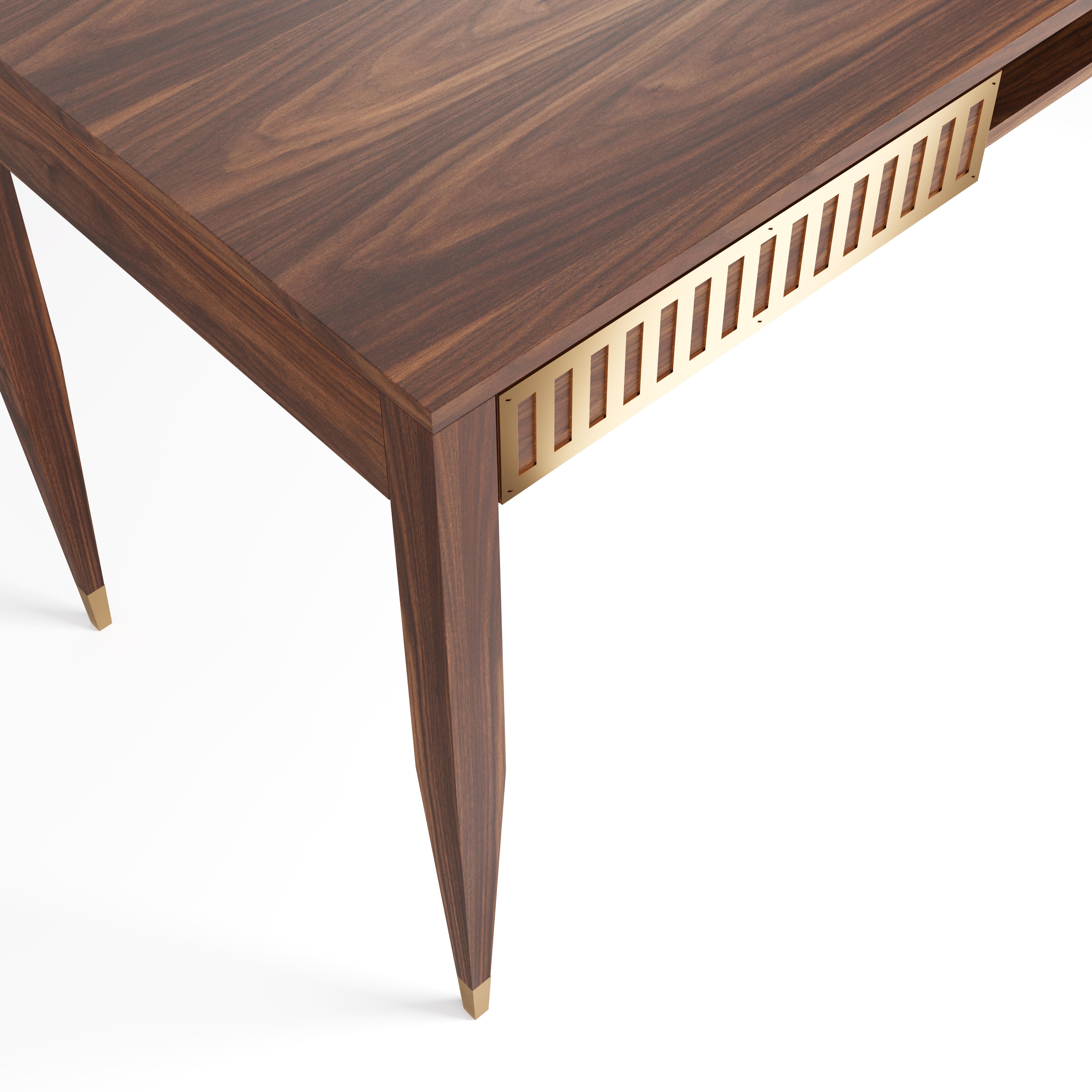 Mid-Century moderno Scrivania in noce con due cassetti, ripiano e frontali in ottone in stile moderno di metà secolo in vendita