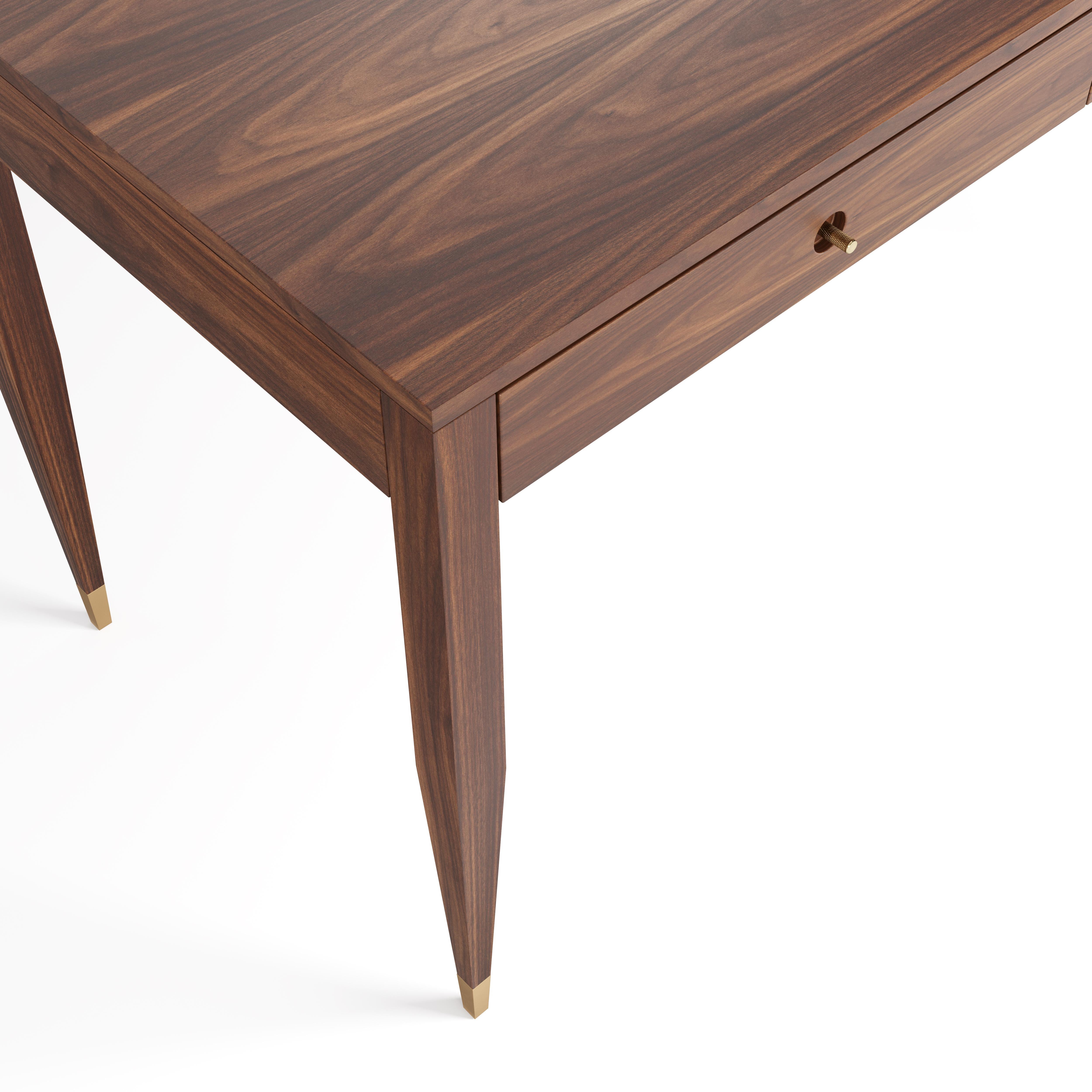 Mid-Century moderno Scrivania in noce con due cassetti in noce massiccio in stile moderno di metà secolo in vendita
