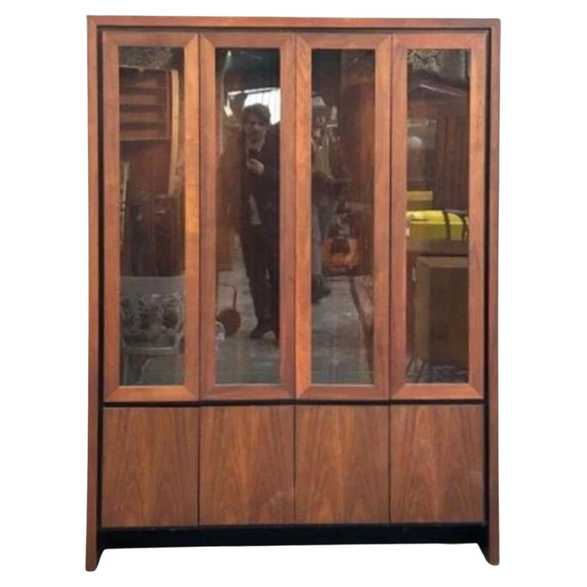 Walnut Dillingham Mid-Century Modern display cabinet/bookcase Milo Baughman Chic