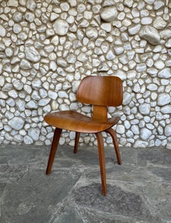 Sedia da pranzo in legno di noce DCW di Charles and Ray Eames per Herman Miller, anni '50