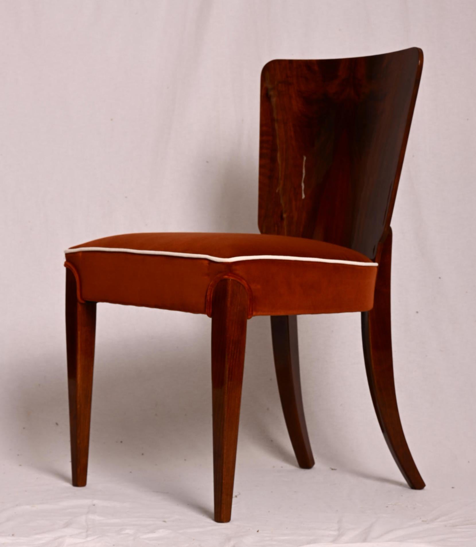 Sillas de comedor diseñadas por Jindrich Halabala con respaldo de nogal. 