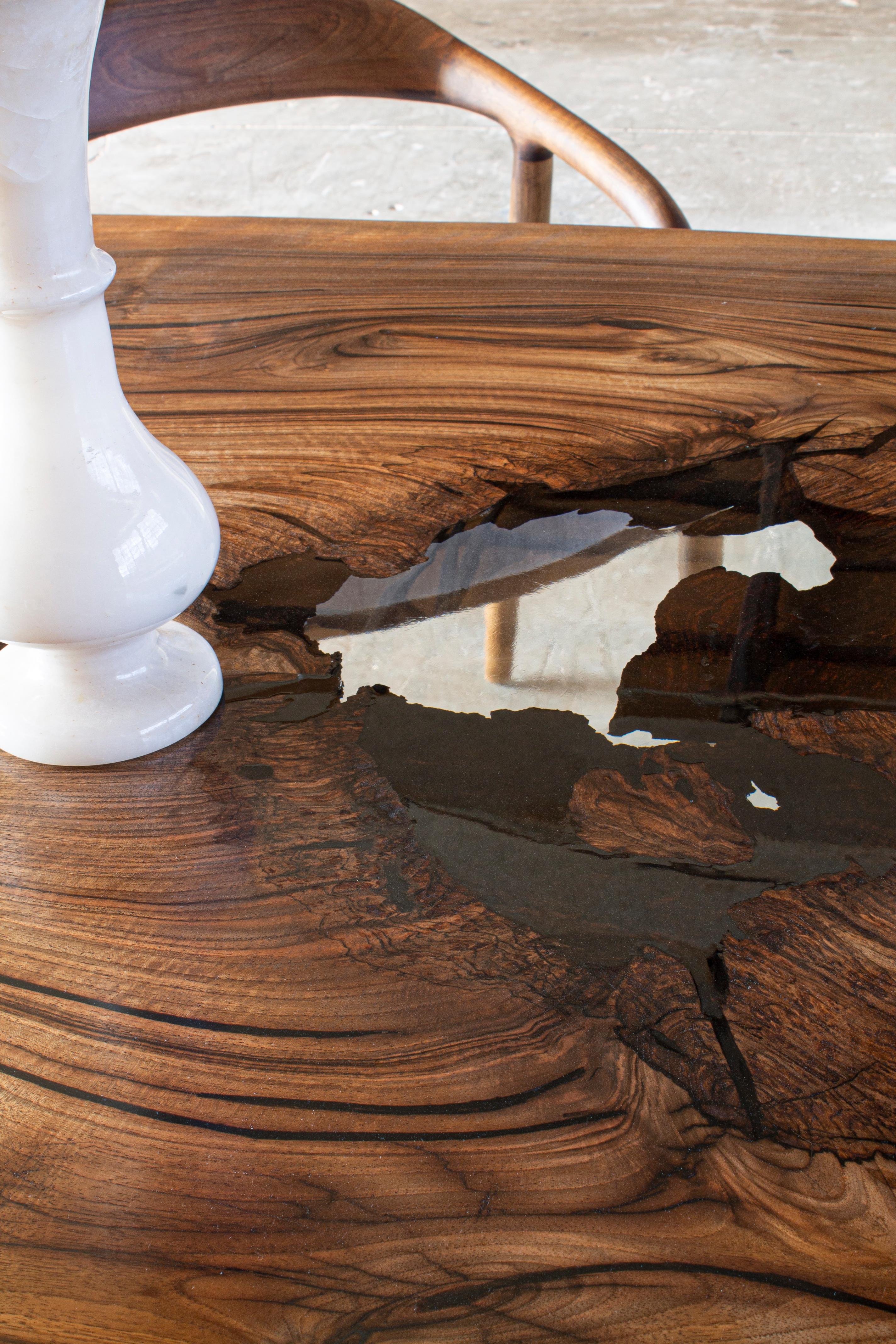 Moderne Table de salle à manger en noyer - Table noire et solide - Table en bois naturel faite à la main en vente