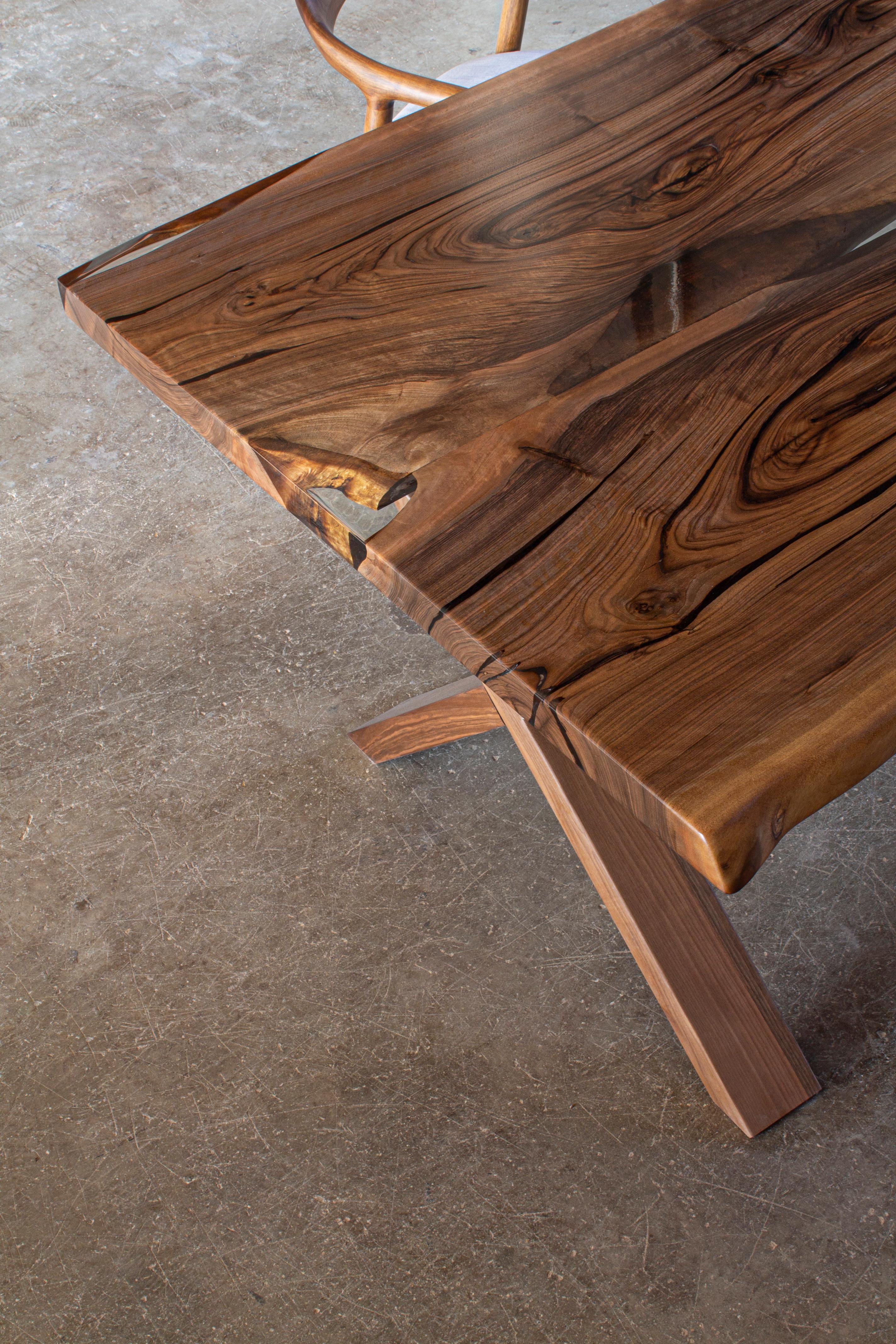 Brossé Table de salle à manger en noyer - Table noire et solide - Table en bois naturel faite à la main en vente
