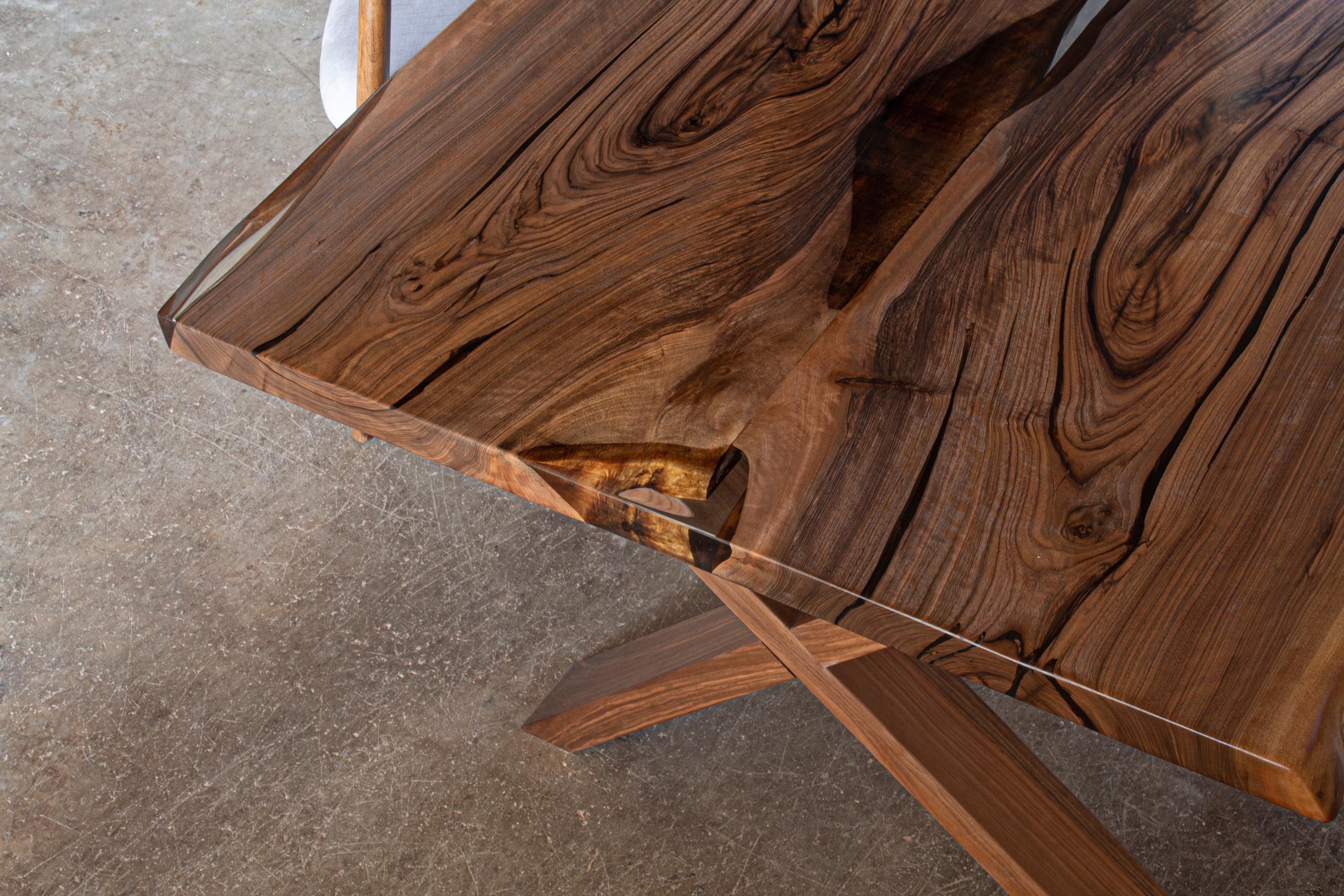 Table de salle à manger en noyer - Table noire et solide - Table en bois naturel faite à la main en vente 1
