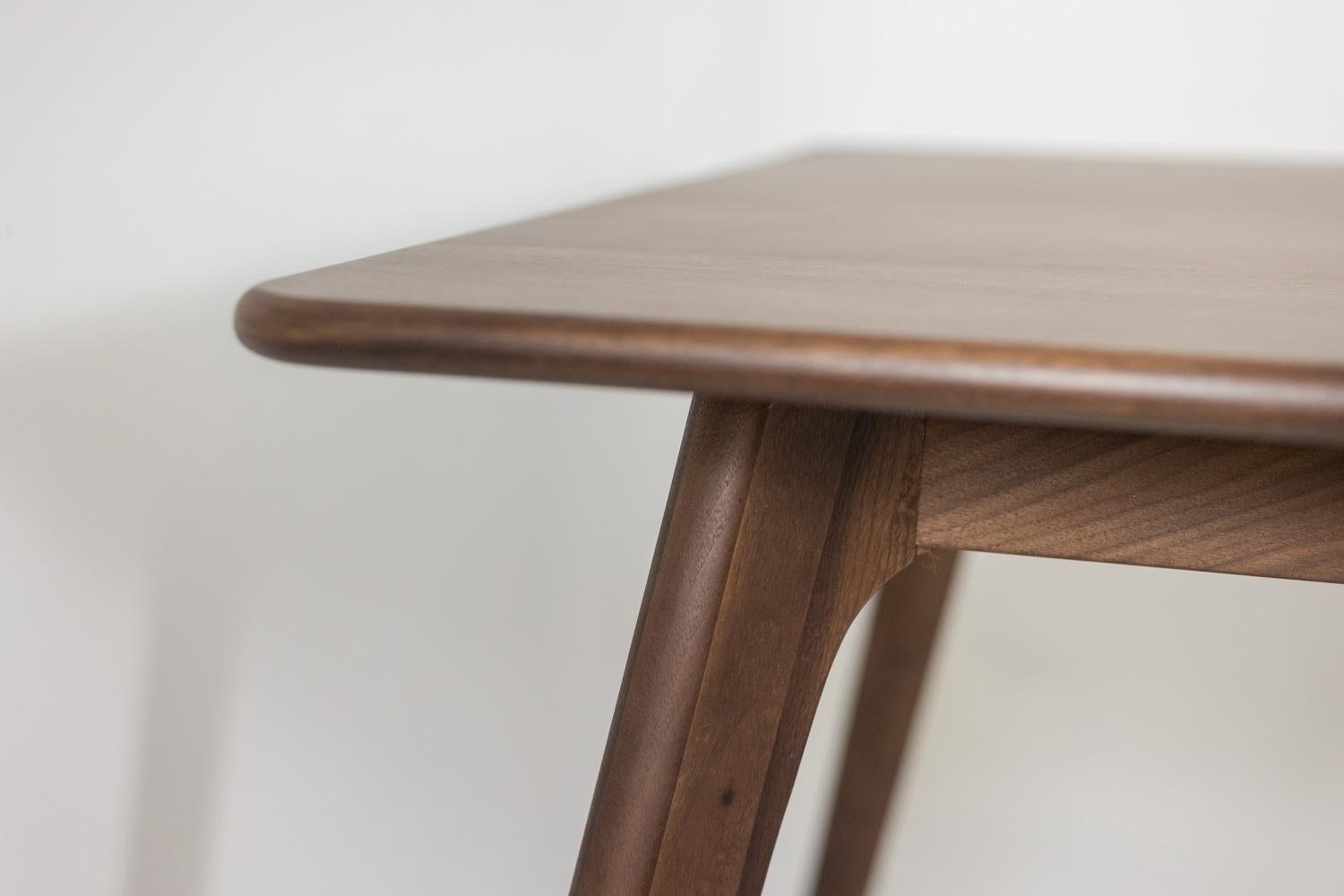 Ensemble de salle à manger en noyer. 21e siècle. en vente 5