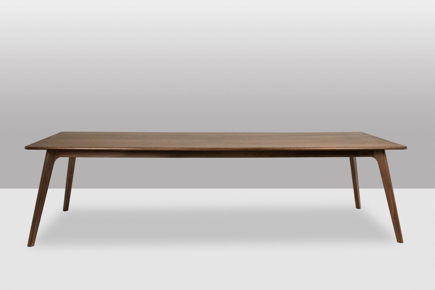 Grande table de salle à manger accompagnée de ses 10 chaises, de style italien, en noyer.

Travail du 19ème siècle.

Dimensions :

Table : H x L x P cm

Chaises : H x L x P cm

Référence : LS63992156Y