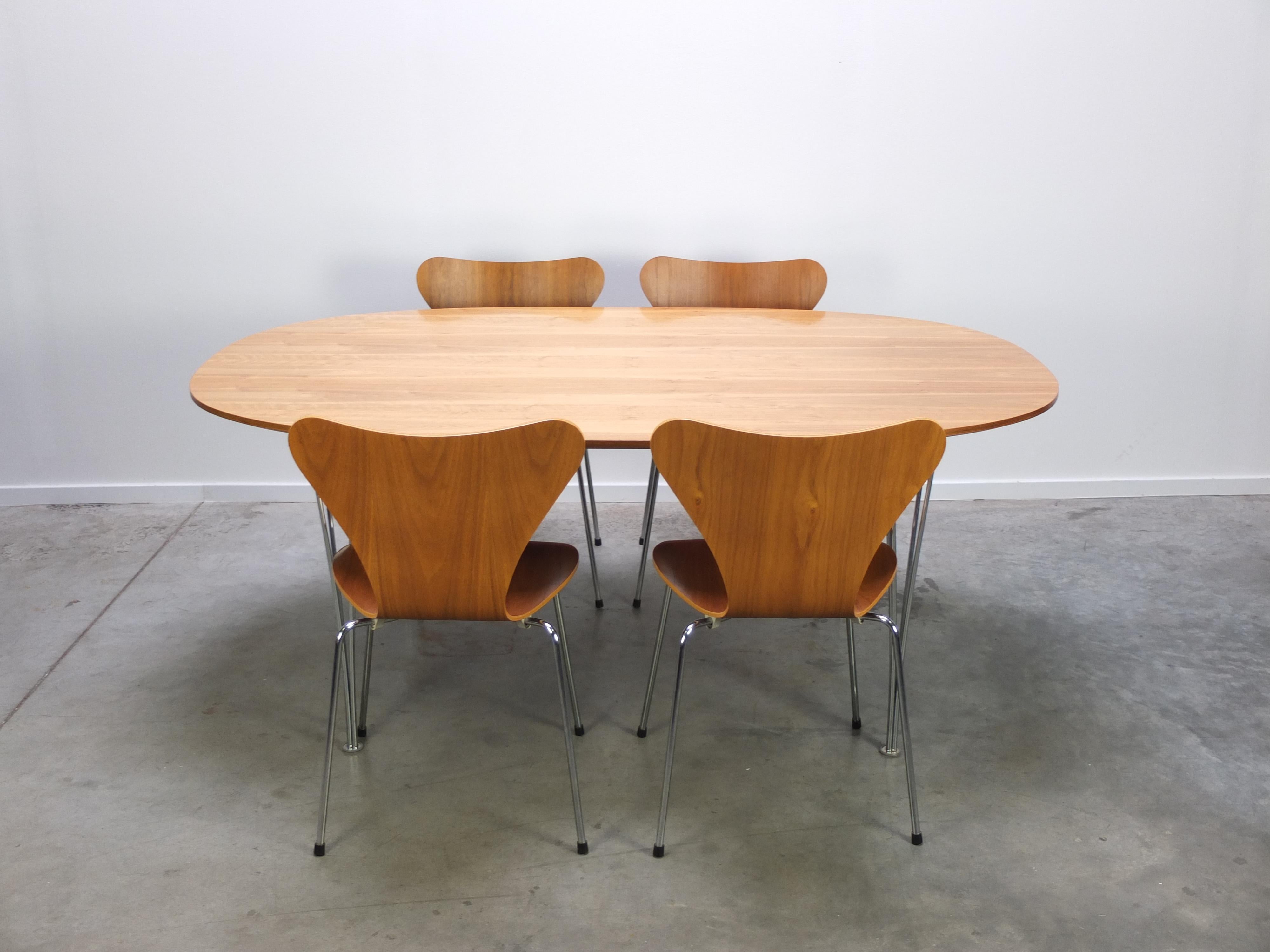 Beautiful Danish Fritz Hansen dining set in walnut: a ‘Super-Elliptical’ dining table designed by Piet Hein & Bruno Mathsson and in 2005 (labeled). This example features a beautiful top made of walnut with a magnificent wood grain, combined with the