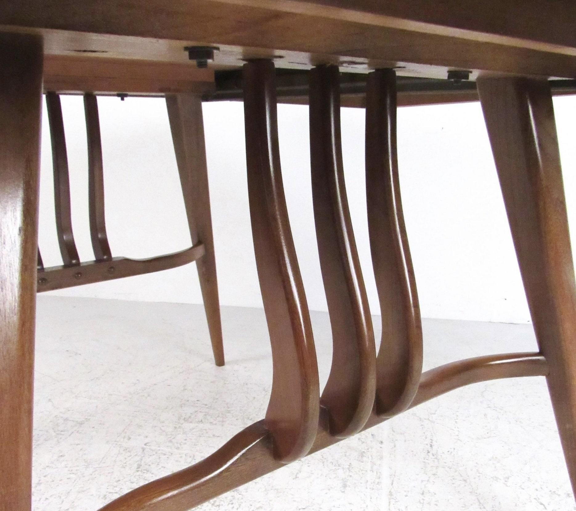 Mid-Century Modern Table Rock en noyer par Blowing Rock Furniture en vente