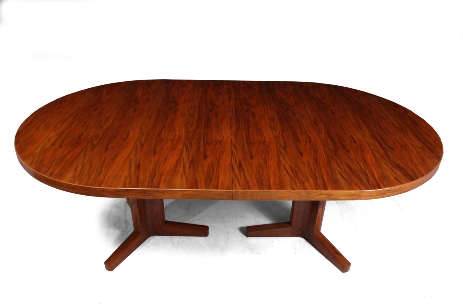Walnut Dining Table by Gordon Russell In Excellent Condition In Paddock Wood, Kent