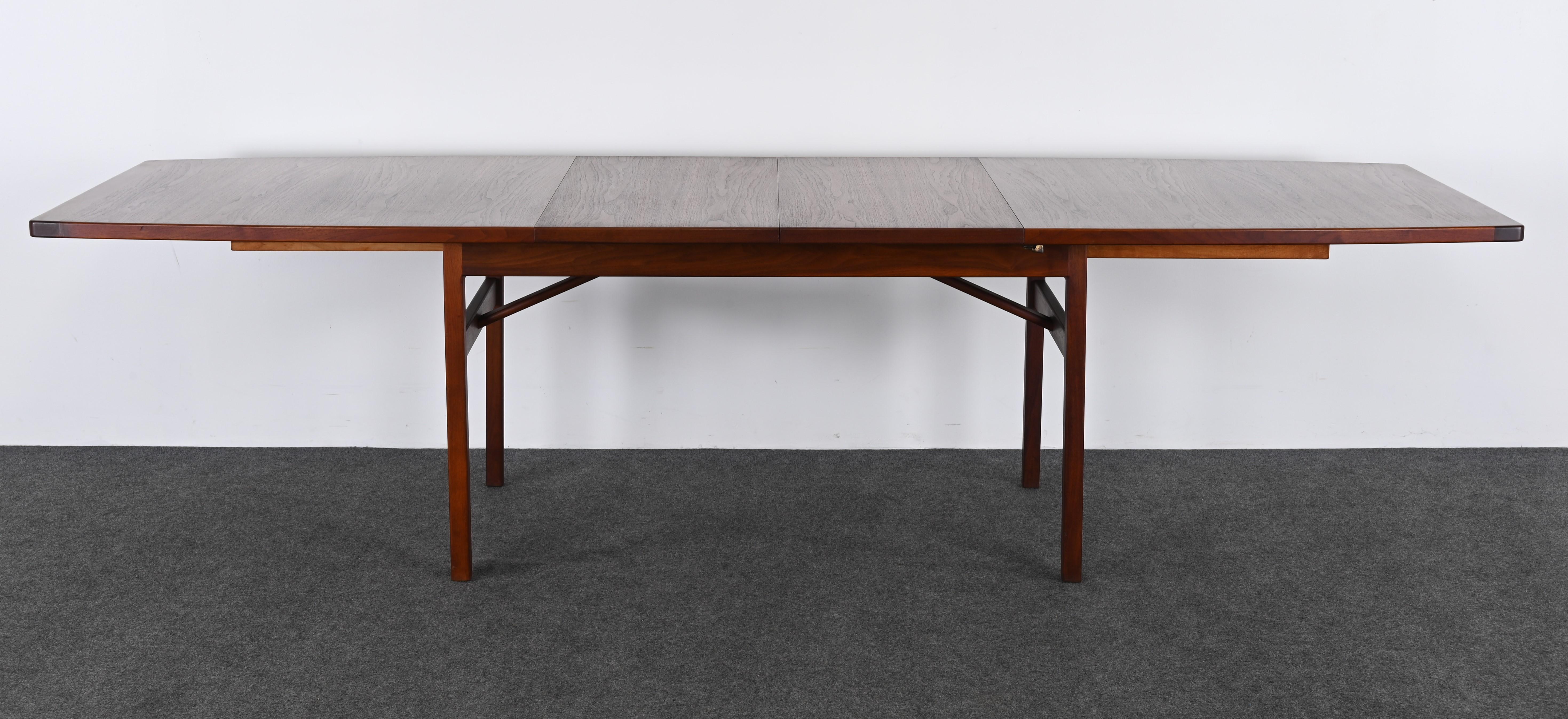 Walnut Dining Table Designed by Jens Risom, 1950s In Good Condition In Hamburg, PA