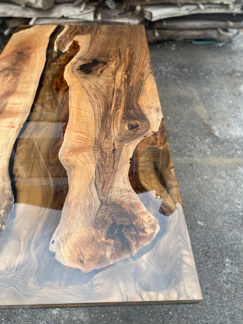 TABLE DE SALLE À MANGER EN NOYER ÉPOXY

Cette table en époxy émerge comme une œuvre d'art unique, inspirée par la beauté de la nature. 

La table en époxy se distingue non seulement par son design mais aussi par sa durabilité. Grâce à son revêtement