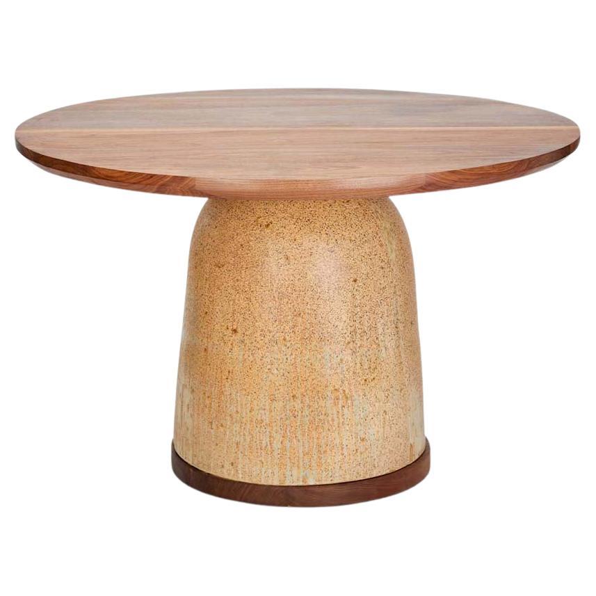 Esstisch aus nussbaumholz mit keramiksockel by Natan Moss im Angebot