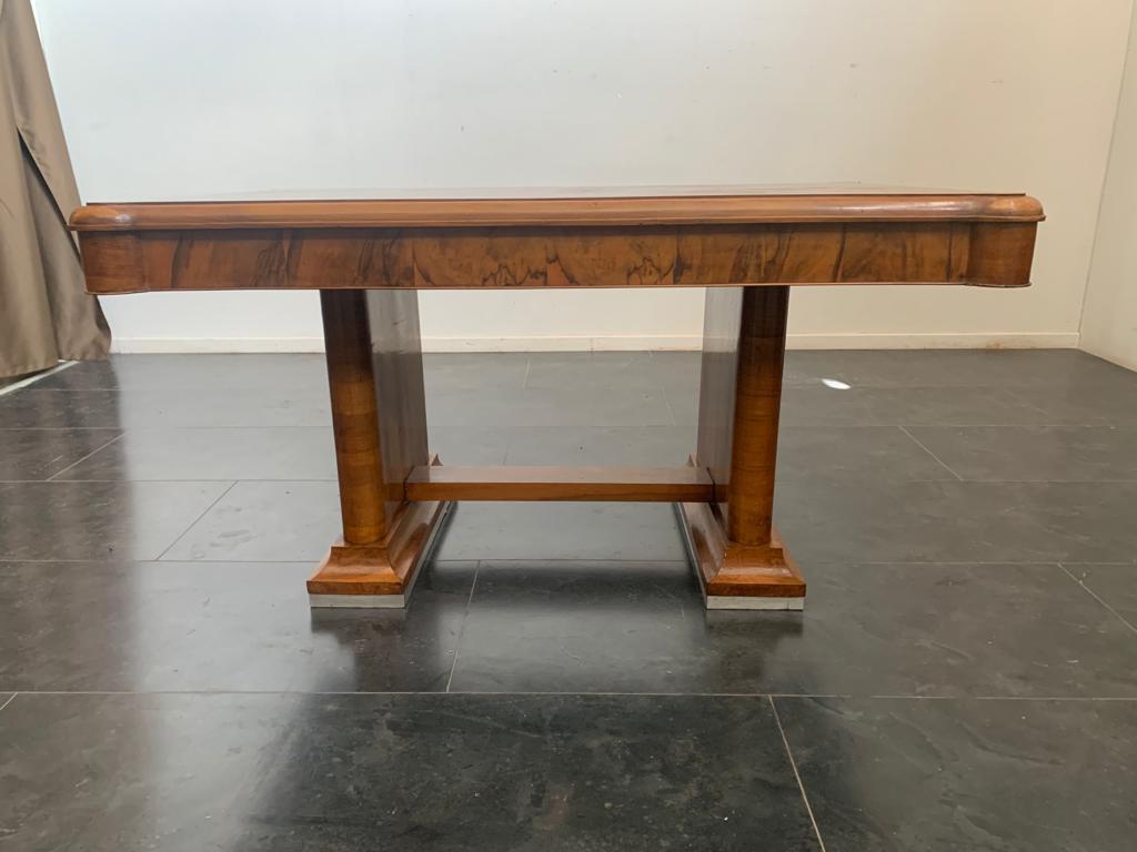 Tavolo Art Déco in noce e piuma di noce con piano sagomato e base in acciaio. Solido e funzionale con segni di usura insignificanti.
L'imballaggio con pluriball e scatole di cartone è incluso. Se è necessario un imballaggio in legno (casse o scatole