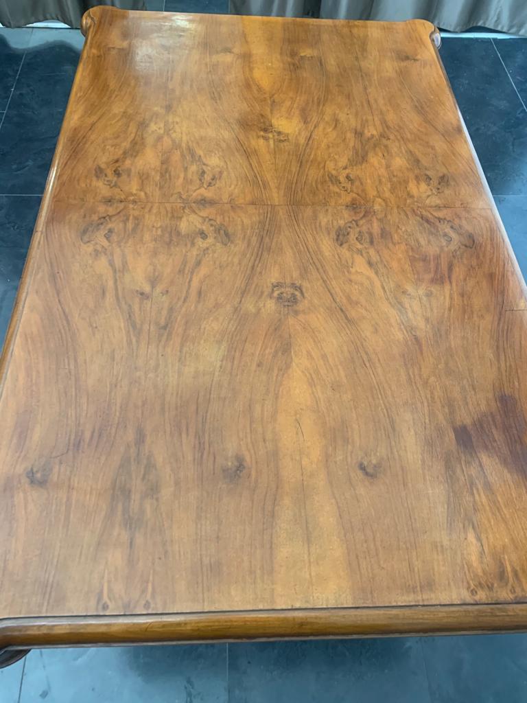 Acciaio Tavolo da pranzo in noce con base in acciaio con piume di noce, anni '40 in vendita