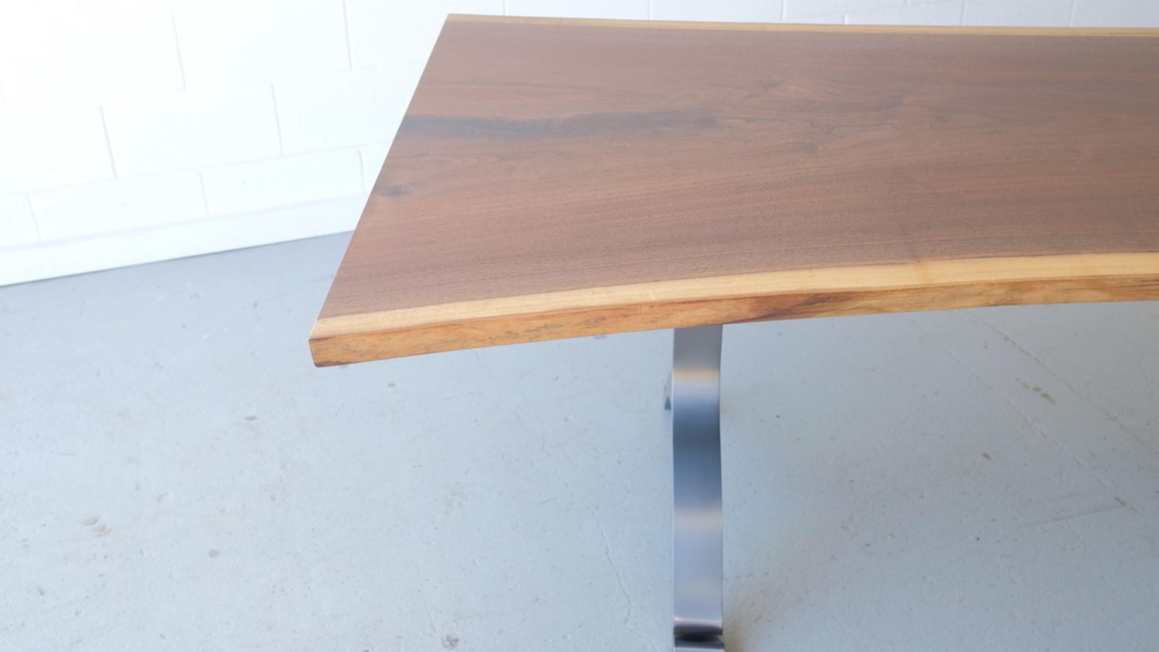 Walnut Dining Table with Wishbone Legs In New Condition For Sale In Troy, MI