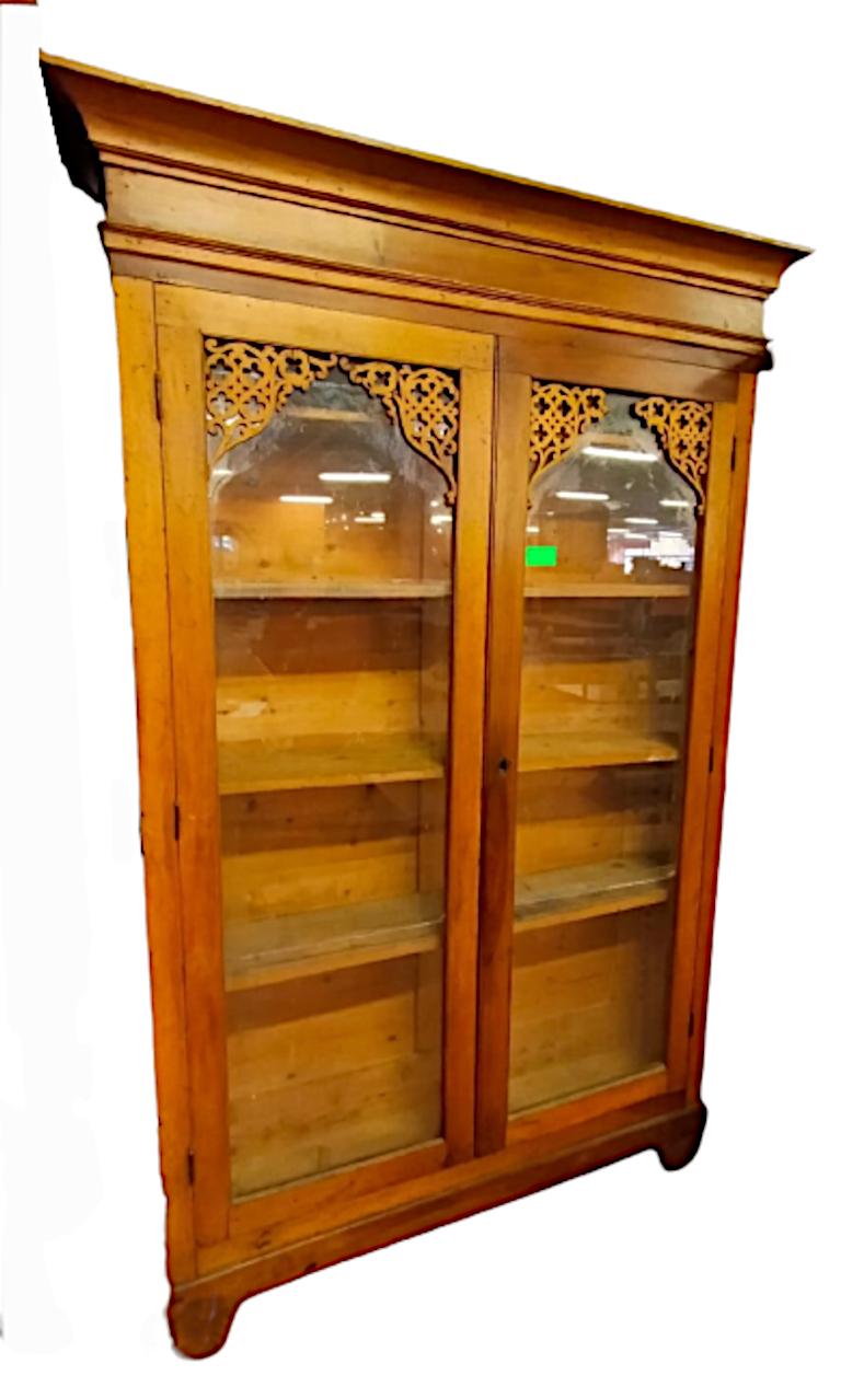 Walnut display cabinet bookcase from the early 1800s, Charles X period.

Italian cabinet of fine proportions, with an important cornice and fretwork decoration in the doors.
The feet are carved with motifs typical of the early 1800s.
The glass is