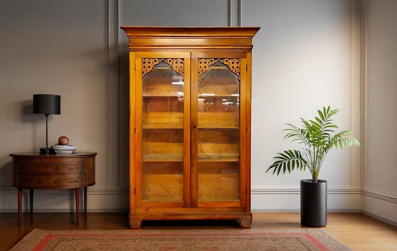 Vitrina librería de nogal de principios del siglo XIX, época de Charles X.

Armario italiano de finas proporciones, con una importante cornisa y decoración calada en las puertas.
Los pies están tallados con motivos típicos de principios del siglo